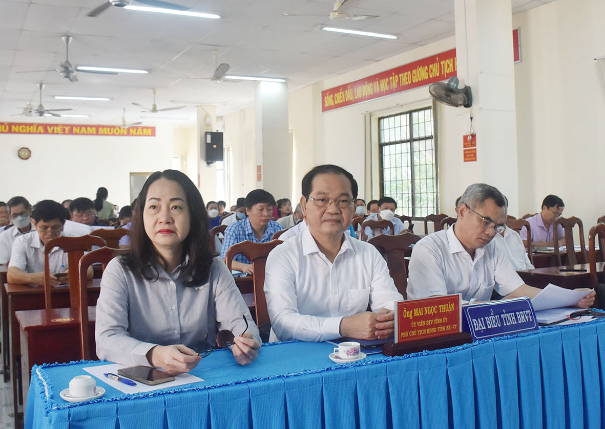 Ông Mai Ngọc Thuận, Ủy viên Ban Thường vụ Tỉnh ủy, Phó Chủ tịch Thường trực HĐND tỉnh (ngồi giữa) tham dự buổi TXCT TP.Vũng Tàu.