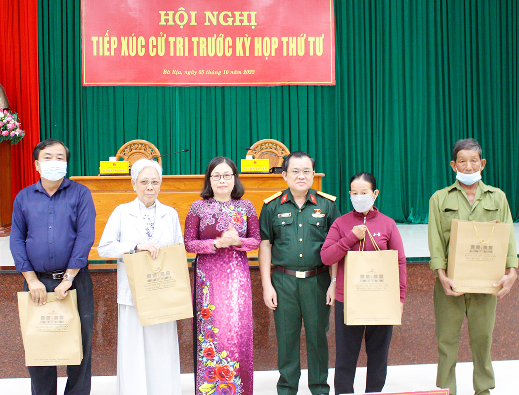 Đại biểu Nguyễn Thị Yến, Phó Bí thư Thường trực Tỉnh ủy, Trưởng Đoàn ĐBQH tỉnh và Đại tá Nguyễn Tâm Hùng, Ủy viên Ban thường vụ Tỉnh ủy, Chỉ huy trưởng Bộ Chỉ huy Quân sự tỉnh tặng quà cho các hộ giáo viên có hoàn cảnh khó khăn, gia đình chính sách tại TP. Bà Rịa.