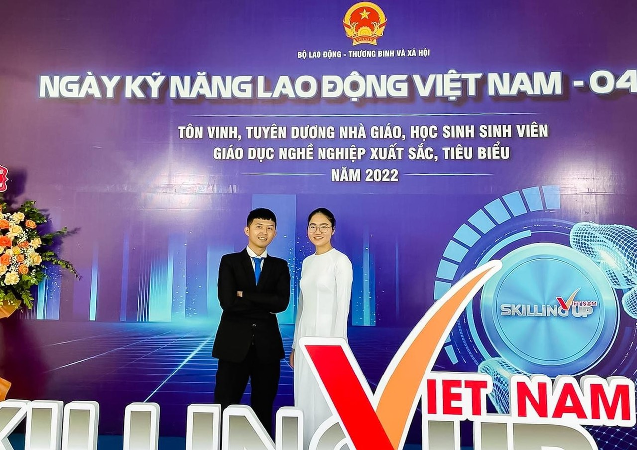Hoàng Quốc Cường, Trần Vũ Phương Anh, SV Trường CĐ Du lịch Vũng Tàu là 2 trong số 3 sinh viên của tỉnh được vinh danh.