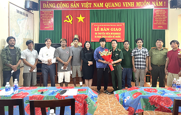 Đại diện Sở Ngoại vụ, Bộ Chỉ huy BĐBP tỉnh bàn giao 8 ngư dân cho Đại sứ quán Myanma tại Hà Nội.