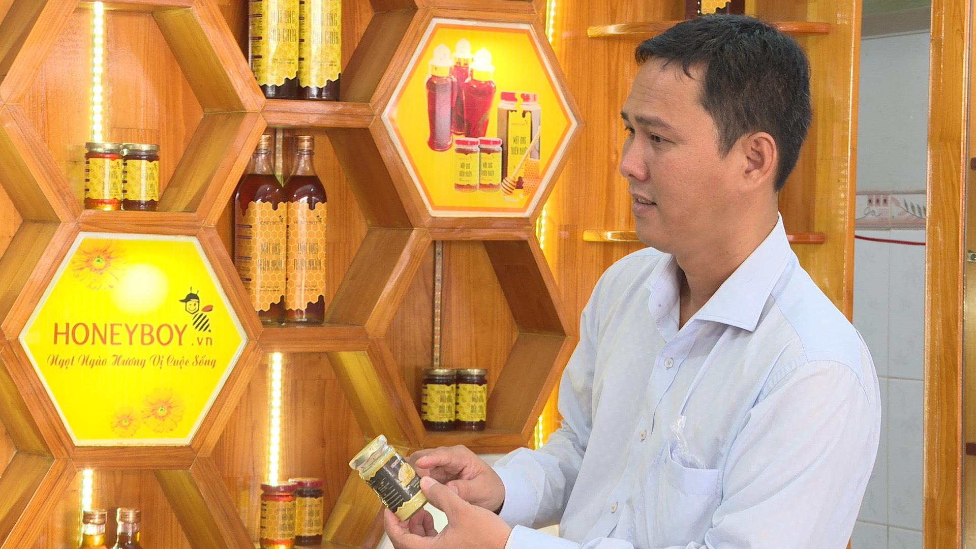 Sản phẩm mật ong Anh Tiến tại Phòng trưng bày giới thiệu sản phẩm của cơ sở này.