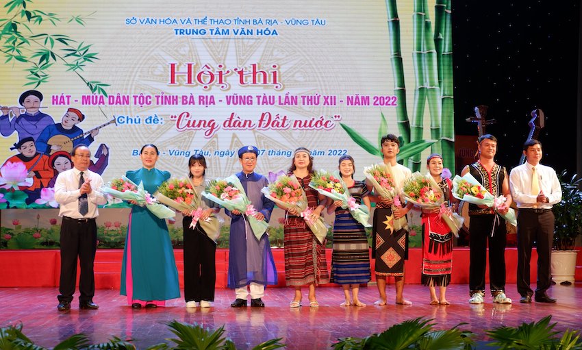 Ban Tổ chức Hội thi tặng hoa cho các đội dự thi.