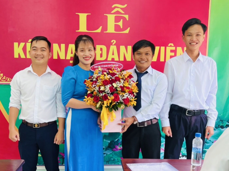 Anh Nguyễn Văn Tiến Hưng, Bí thư Huyện Đoàn Xuyên Mộc tặng hoa chúc mừng đảng viên Trần Thị Thu Thủy vinh dự được đứng vào hàng ngũ của Đảng tháng 9/2022.