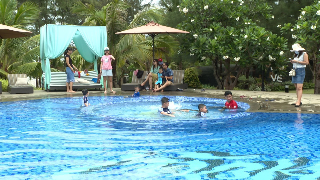 9 tháng đầu năm, huyện Long Điền đón gần 1,4 triệu lượt du khách. Trong ảnh: Du khách vui chơi tại Long Hai Channel Beach Resort, thị trấn Long Hải.