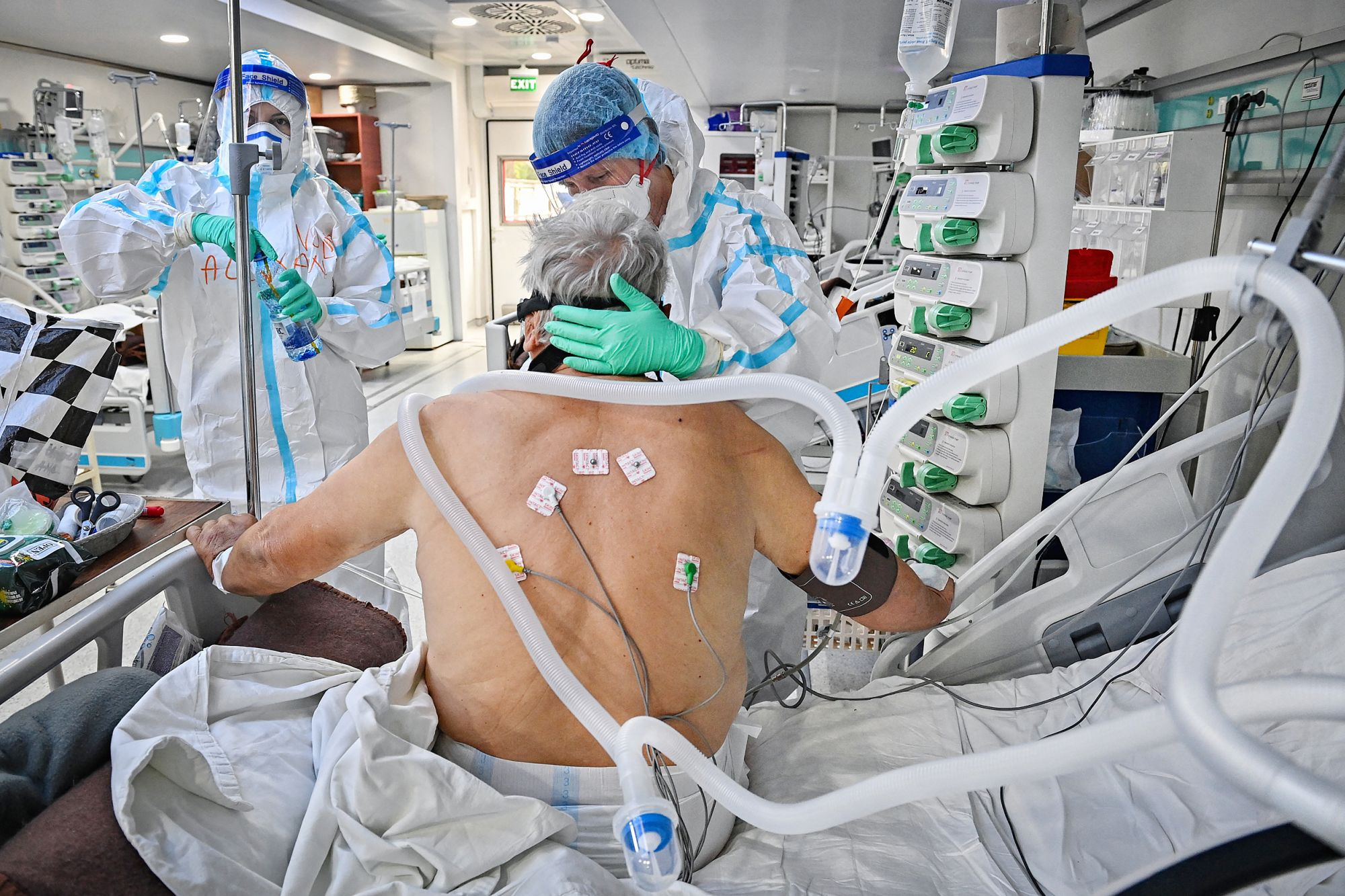 Điều trị cho bệnh nhân nhiễm COVID-19 tại bệnh viện ở Bucharest (Romania).