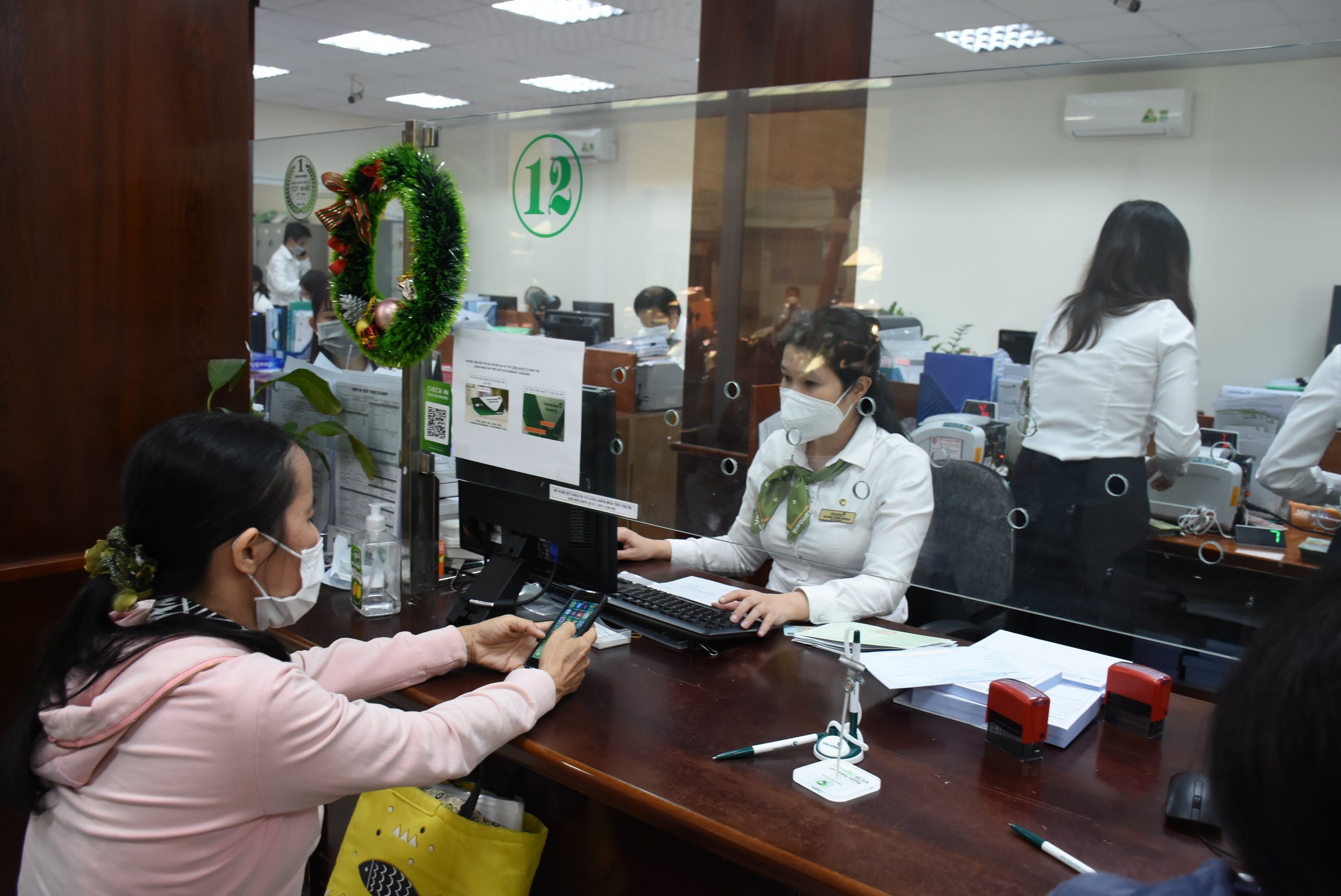 Khách hàng giao dịch tại Vietcombank Vũng Tàu. Ảnh: PHAN HÀ