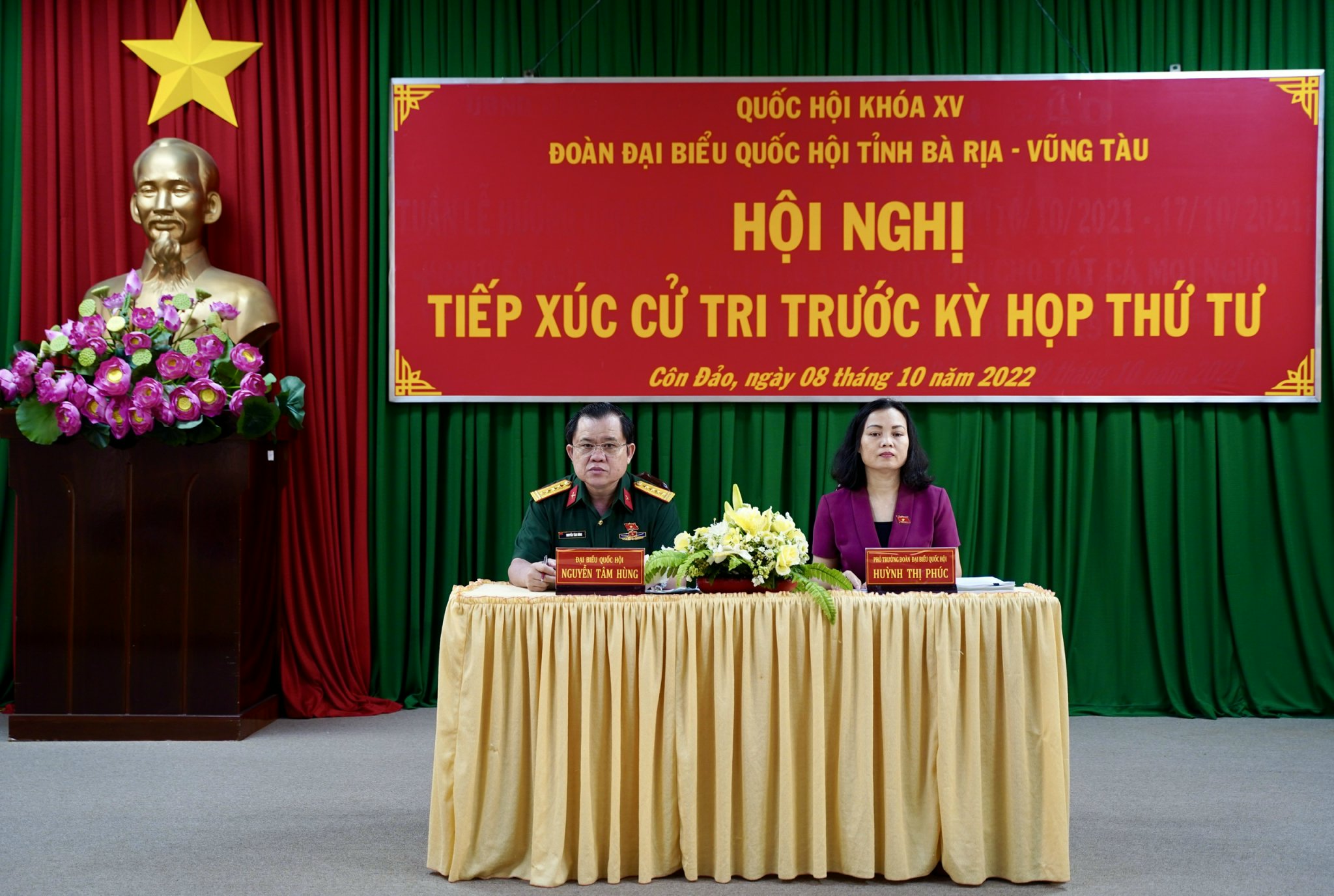 Bà Huỳnh Thị Phúc, Phó trưởng Đoàn ĐBQH tình và Đại tá Nguyễn Tâm Hùng, Chỉ huy trưởng Bộ CHQS tỉnh TXCT huyện Côn Đảo.