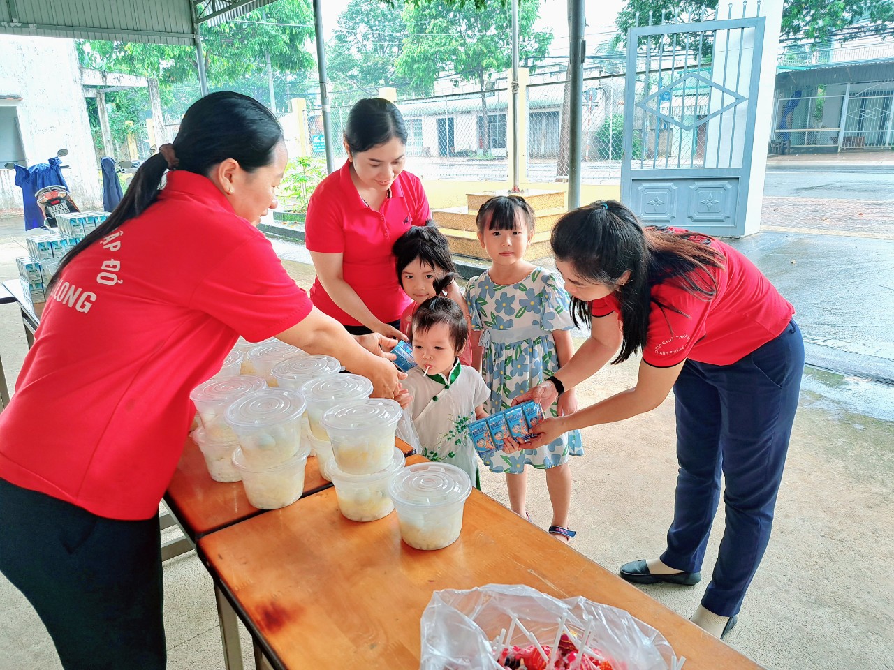 Các em thiếu nhi nhận nui và sữa nước tại chương trình.