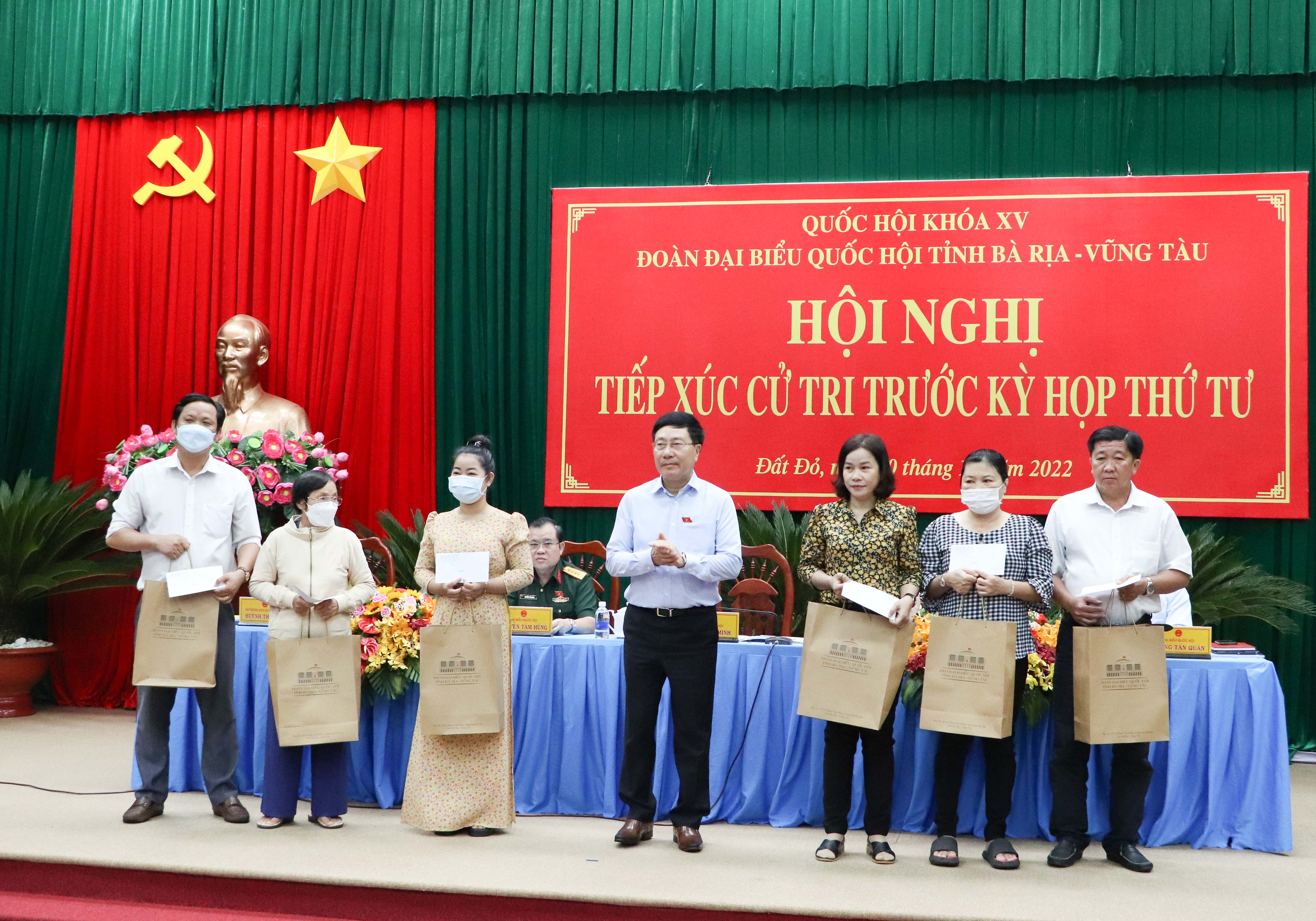 Ông Phạm Bình Minh, Uỷ viên Bộ Chính trị, Phó Thủ tướng Thường trực Chính phủ tặng phần quà của Đoàn ĐBQH tỉnh cho các giáo viên có hoàn cảnh khó khăn.