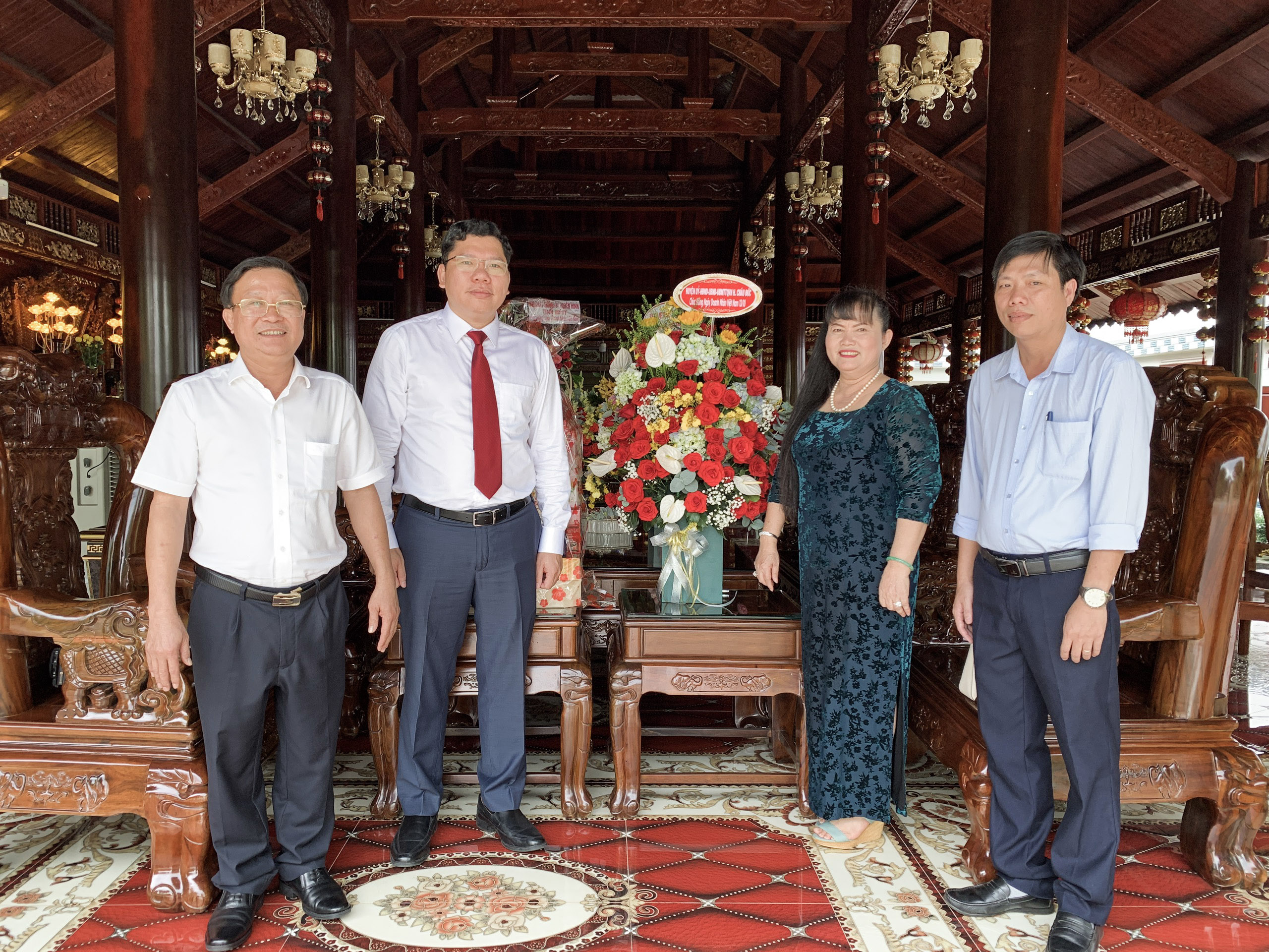 Ông Hoàng Nguyên Dinh (thứ 2 từ trái vào), Bí thư Huyện ủy, Chủ tịch HĐND huyện Châu Đức đã đến thăm và chúc mừng Công ty TNHH MTV Lan Anh.