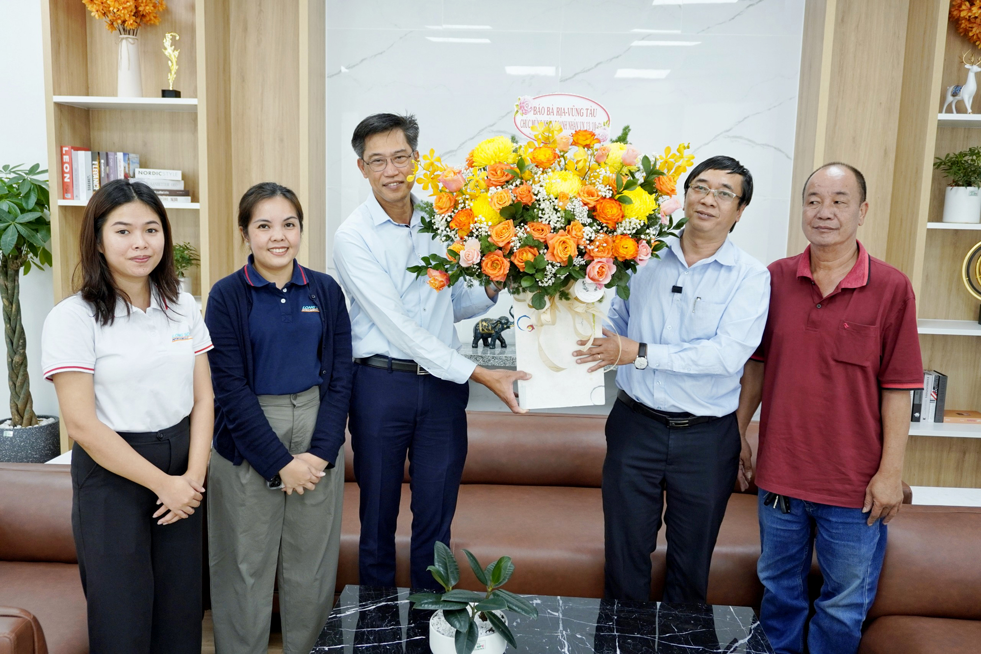 Ông Trương Đức Nghĩa, Phó Tổng biên tập Báo Bà Rịa- Vũng Tàu tặng hoa chúc mừng Công ty TNHH Hóa dầu Long Sơn.