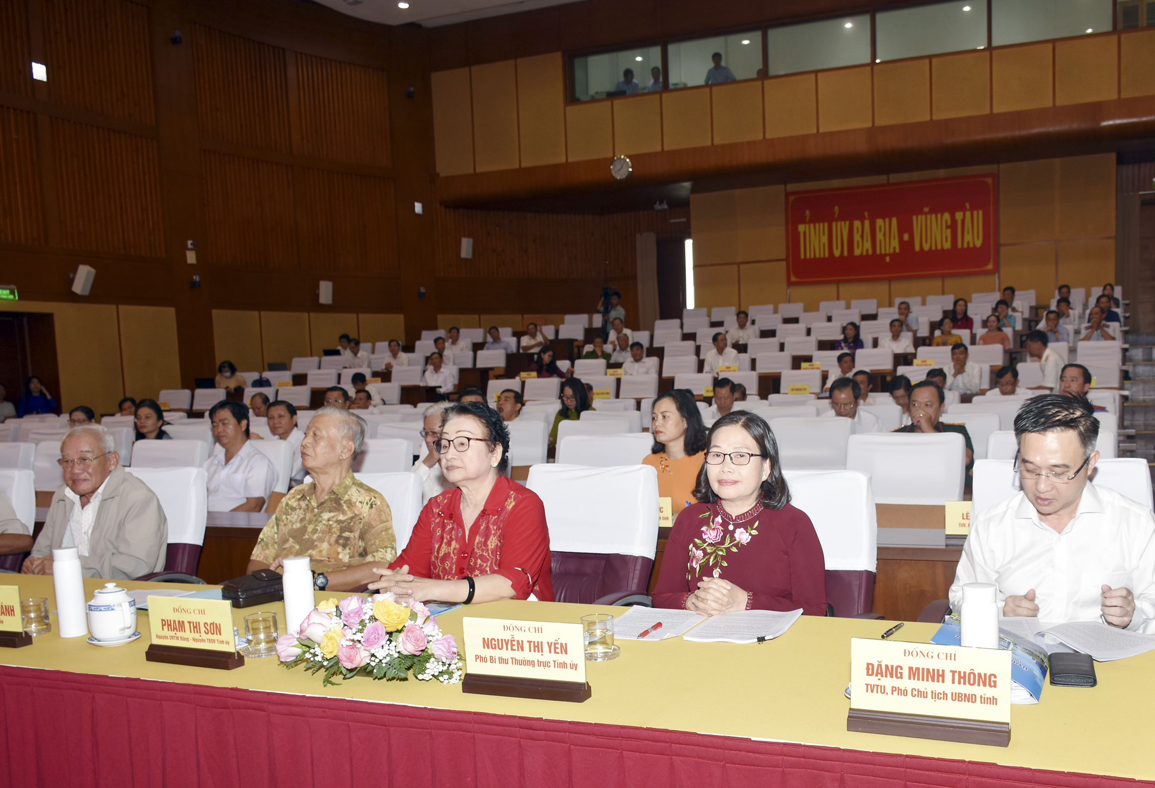 Bà Nguyễn Thị Yến, Phó Bí thư Thường trực Tỉnh ủy, Trưởng Đoàn ĐBQH tỉnh và nguyên lãnh đạo tỉnh tham dự hội nghị.