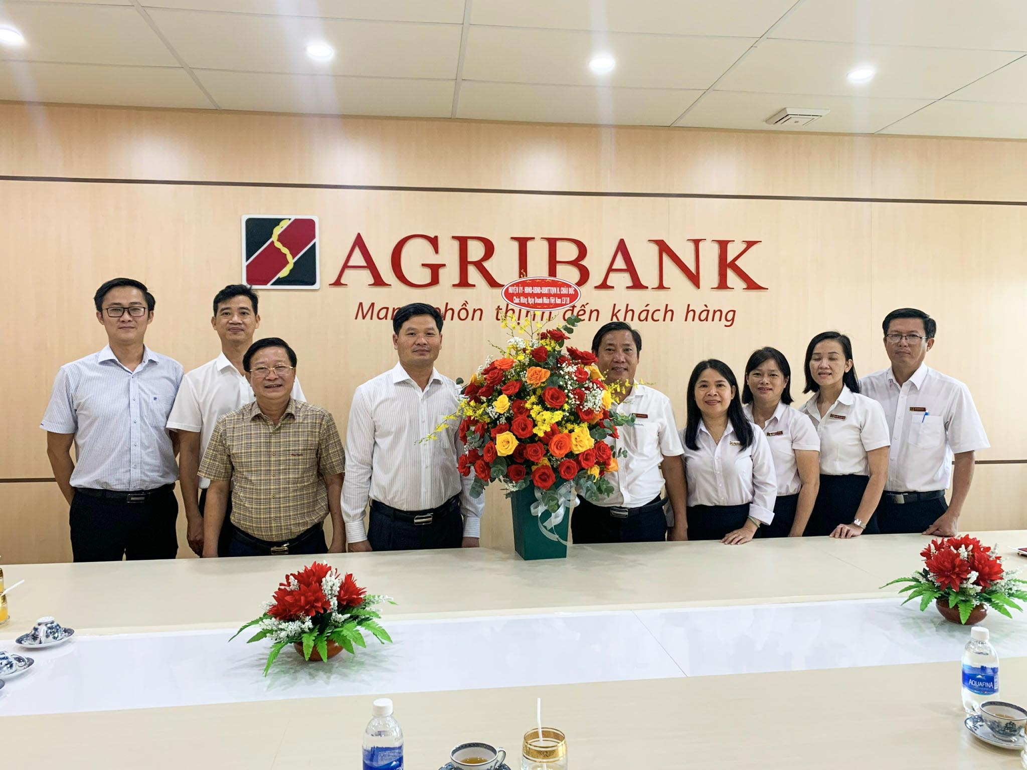 Ông Lê Thanh Liêm (thứ 4 từ trái qua), Phó Bí thư Huyện ủy Châu Đức thăm, chúc mừng tập thể Agribank Châu Đức.