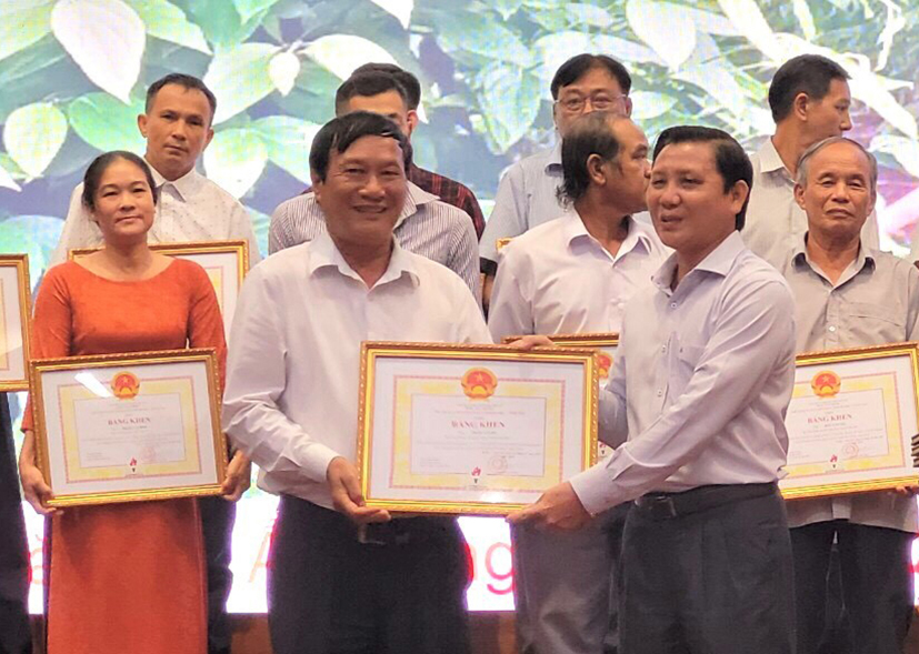 Ông Phạm Văn Hinh (hàng đầu, bên trái) nhận Bằng khen của UBND tỉnh vì thành tích nông dân sản xuất kinh doanh giỏi năm 2022.