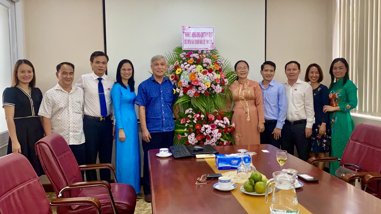 Ông Nguyễn Việt Dũng, Phó Chủ tịch HĐND TP.Vũng Tàu (thứ ba từ trái qua) và bà Nguyễn Thị Thu Hương, Phó Chủ tịch UBND TP.Vũng Tàu thăm, chúc mừng Công ty CP Du lịch Dịch vụ Dầu khí Việt Nam.