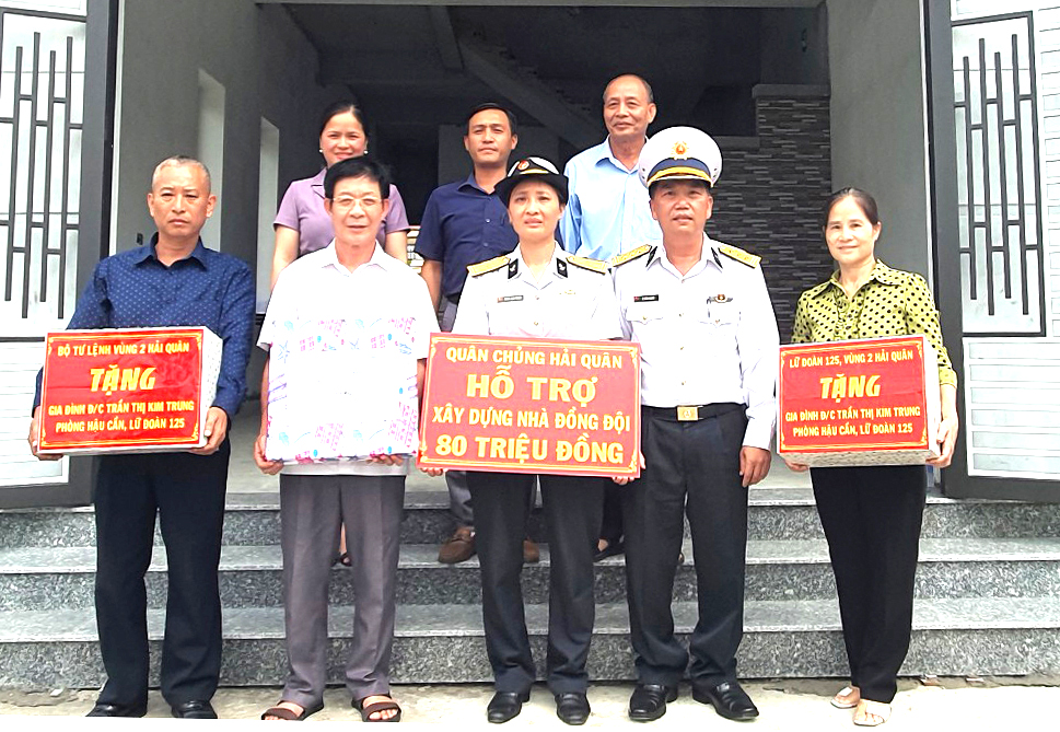 Bộ Tư lệnh Vùng 2 Hải quân và Lữ đoàn 125 bàn giao nhà và tặng quà gia đình Thiếu tá Trần Thị Kim Trung.