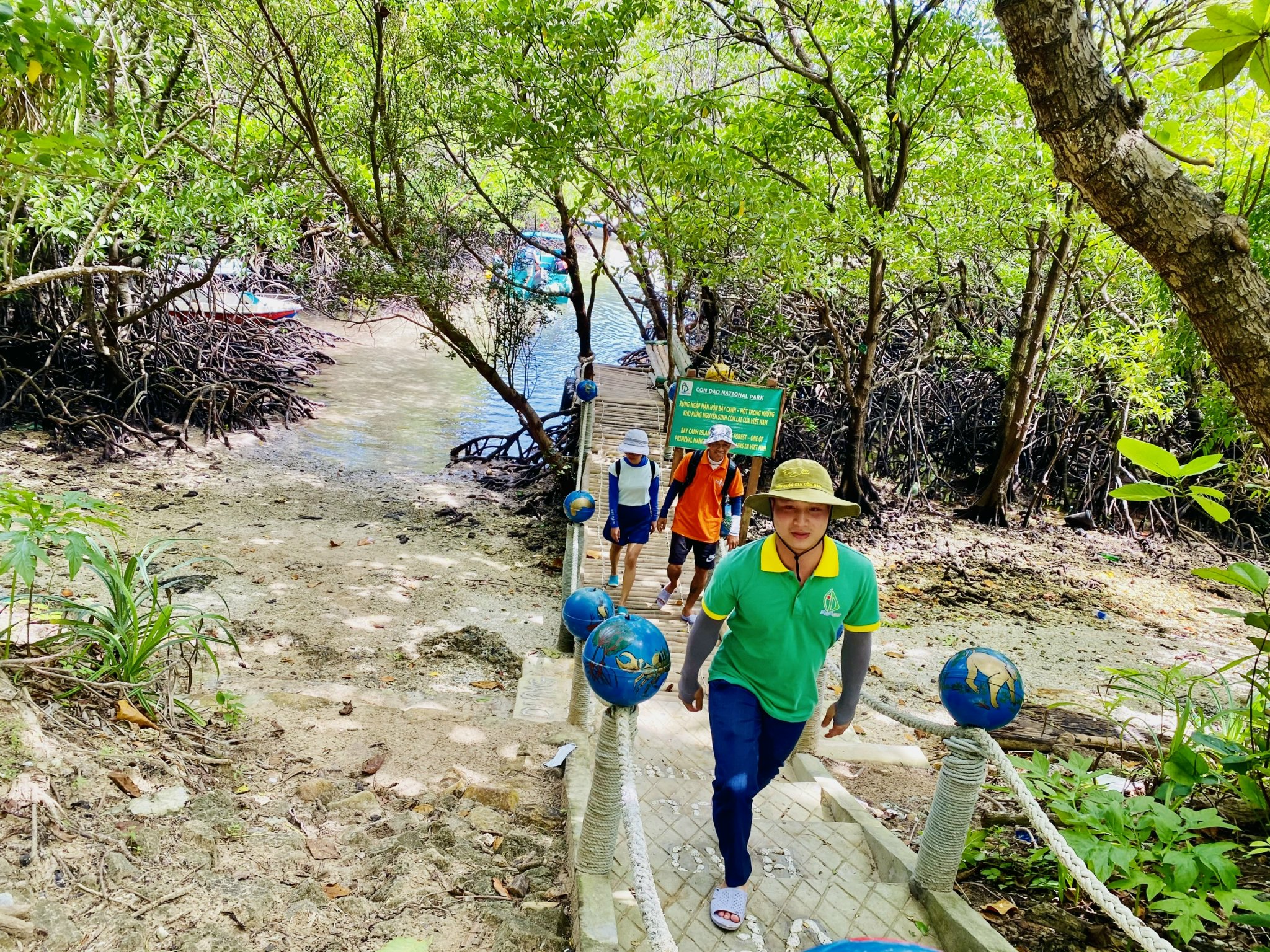 Du lịch biển là một trong những ngành kinh tế mũi nhọn giúp Bà Rịa - Vũng Tàu phát huy tiềm năng kinh tế bền vững vùng bờ. Trong ảnh: Khách du lịch tham quan hòn Bảy Cạnh (huyện Côn Đảo).