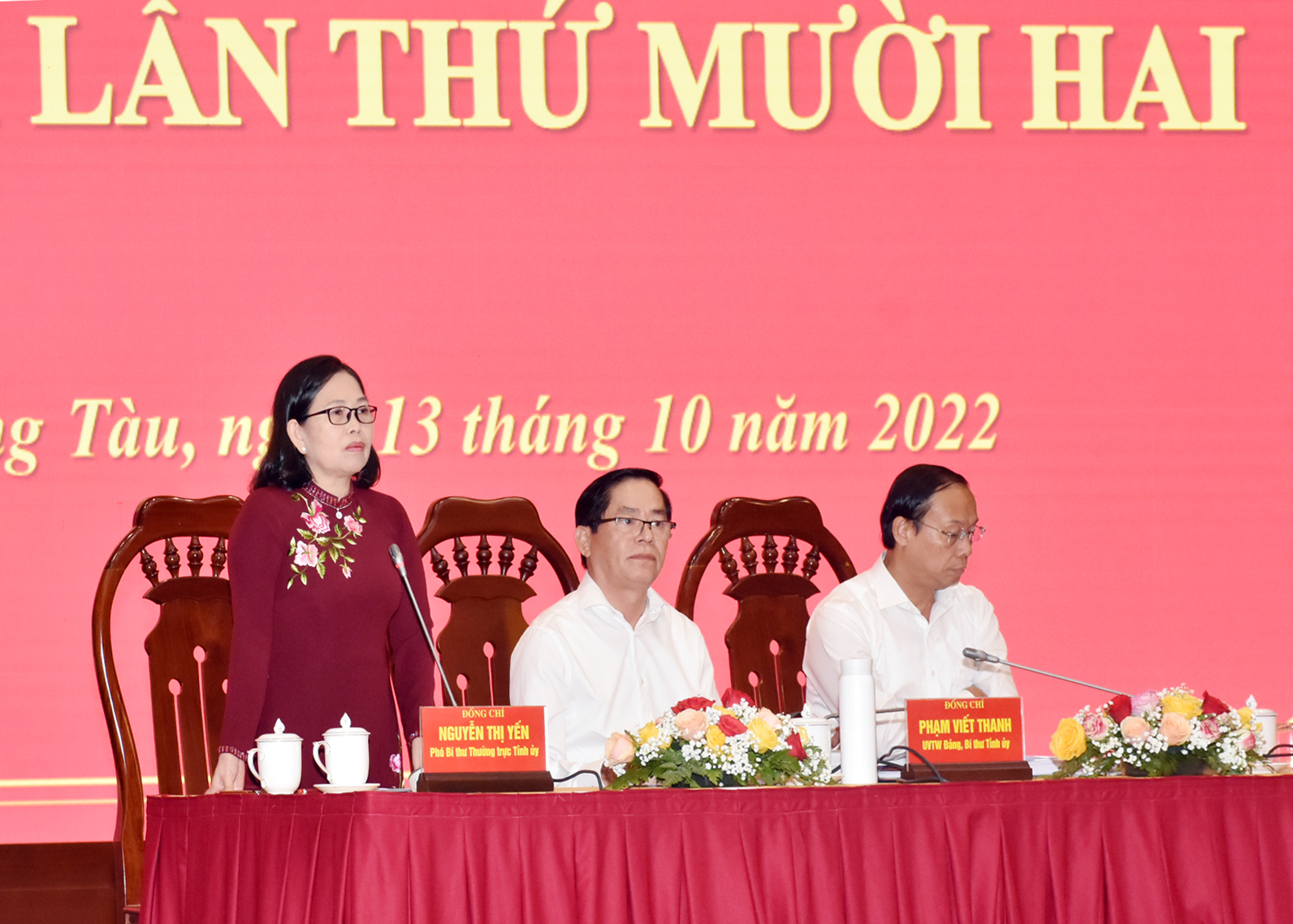 Bà Nguyễn Thị Yến, Phó Bí thư Thường trực Tỉnh ủy, Trưởng Đoàn ĐBQH tỉnh điều hành thảo luận tại hội nghị. Ảnh: PHÚC LƯU
