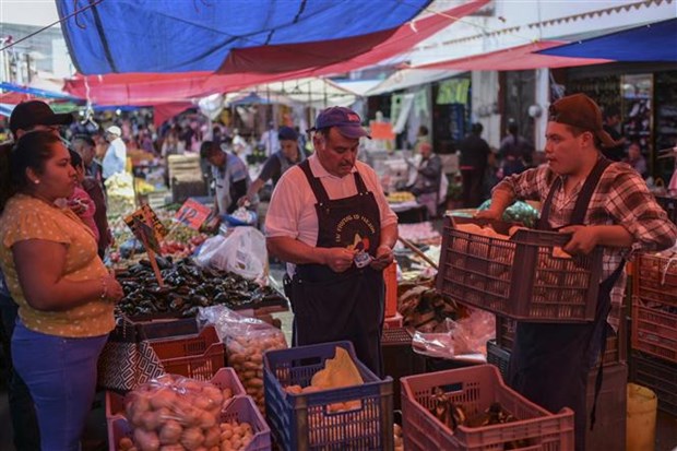 Người dân mua sắm tại một chợ ở Ozumba (Mexico).