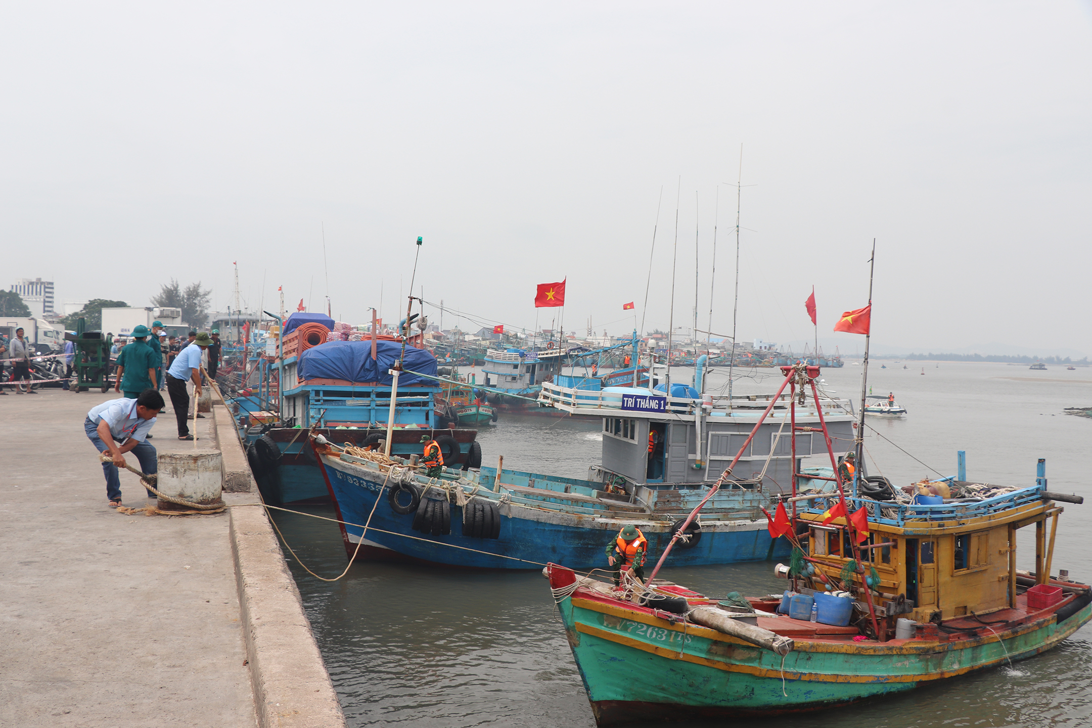 Các lực lượng hướng dẫn tàu cá về nơi tránh bão an toàn trong phần thực binh.