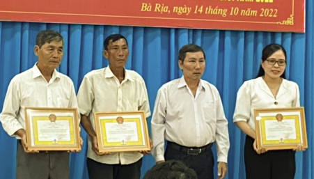 Ông La Văn Xuân, Chủ tịch Hội nông dân trao giấy khen cho các tập thể.