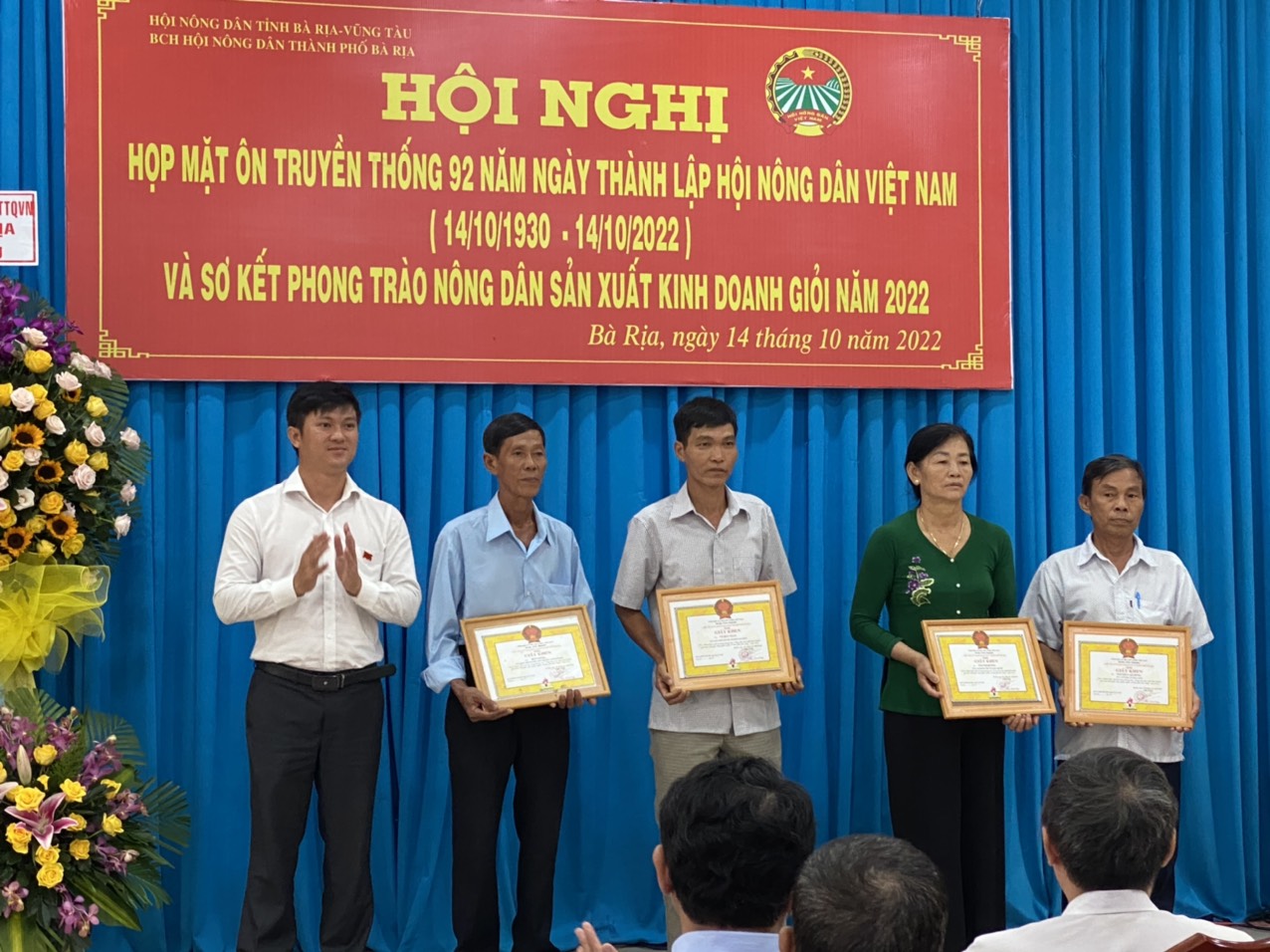 Ông Trần Thanh Tiến Đạt, Phó trưởng Ban dân vận Thành ủy Bà Rịa trao giấy khen cho các cá nhân.