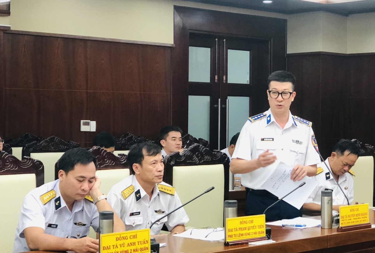 Đại tá Nguyễn Minh Khánh, Phó tư lệnh, tham mưu trưởng, Bộ tư lệnh vùng Cảnh sát biển 3 phát biểu tại hội nghị.