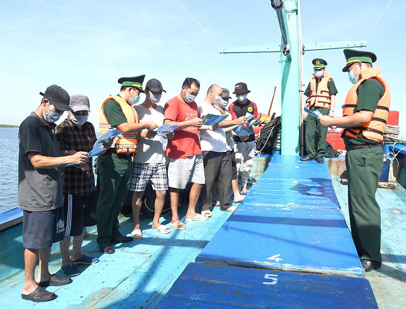 Lực lượng Biên phòng tỉnh tuyên truyền về công tác IUU cho ngư dân trên địa bàn tỉnh.