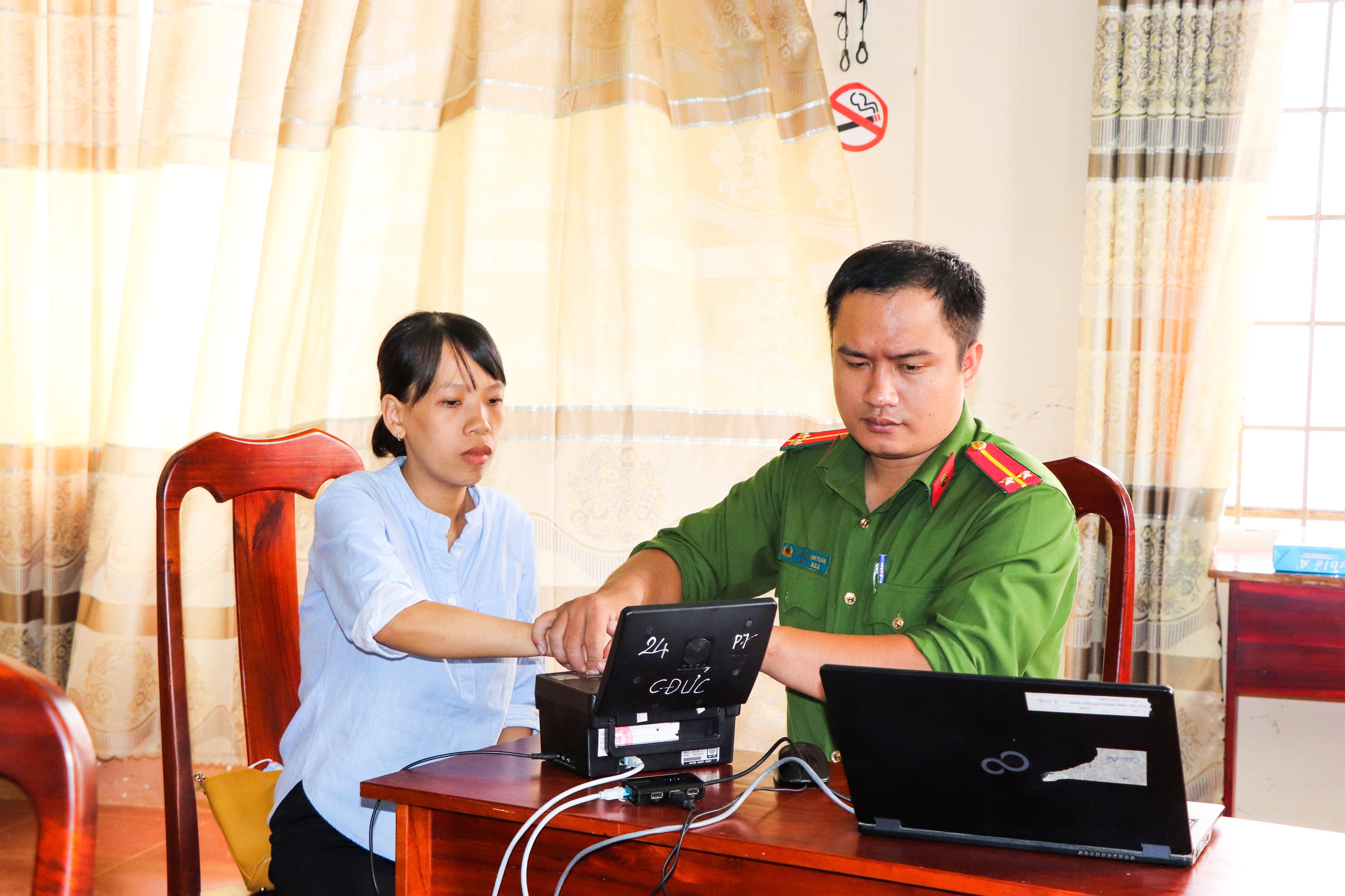 Tổ lưu động - Công an huyện Châu Đức lấy dấu vân tay để làm CCCD gắn chíp điện tử cho người dân trên địa bàn xã Xuân Sơn.