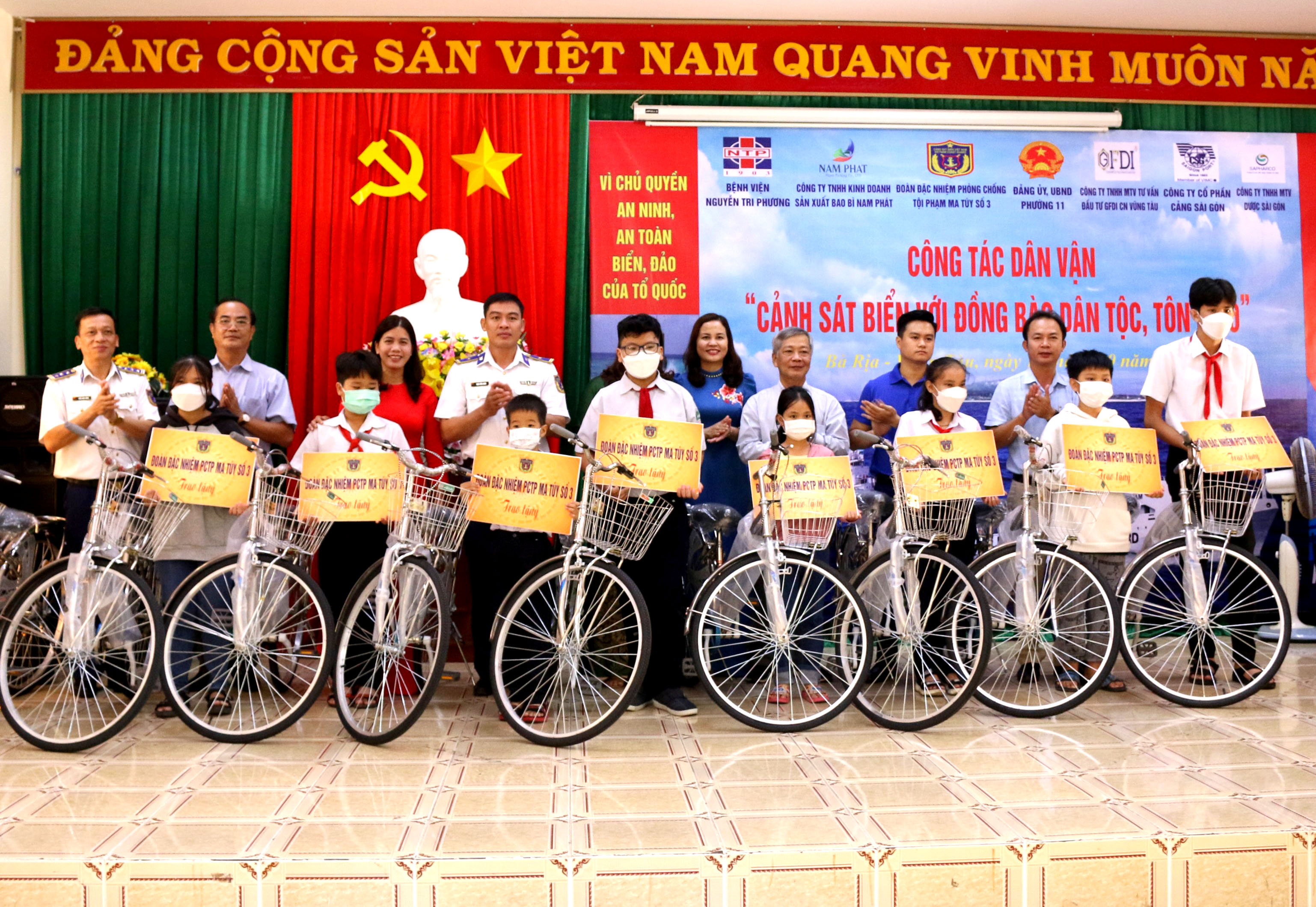 Đoàn Đặc nhiệm phòng chống tội phạm ma tuý số 3 trao xe đạp cho học sinh nghèo phường 11, TP. Vũng Tàu.