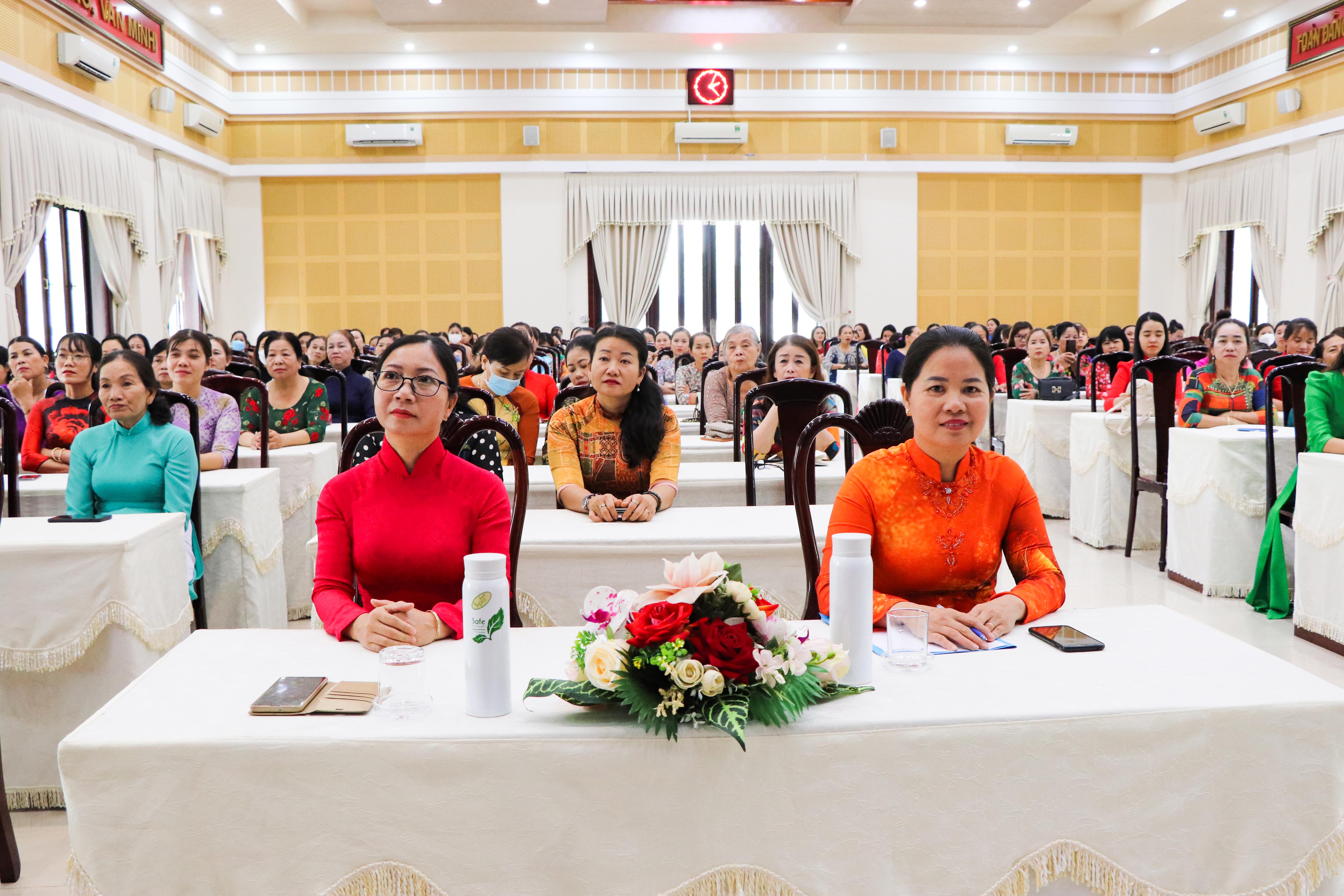 Bà Bùi Thị Sen (hàng đầu bên phải), Chủ tịch Hội LHPN huyện Châu Đức và các đại biểu tham gia buổi nói chuyện chuyên đề.