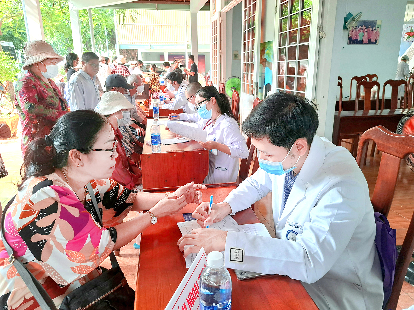Hội Thầy thuốc trẻ tỉnh khám bệnh, phát thuốc miễn phí cho người dân tại Nhà xã hội Long Hải  (huyện Long Điền).
