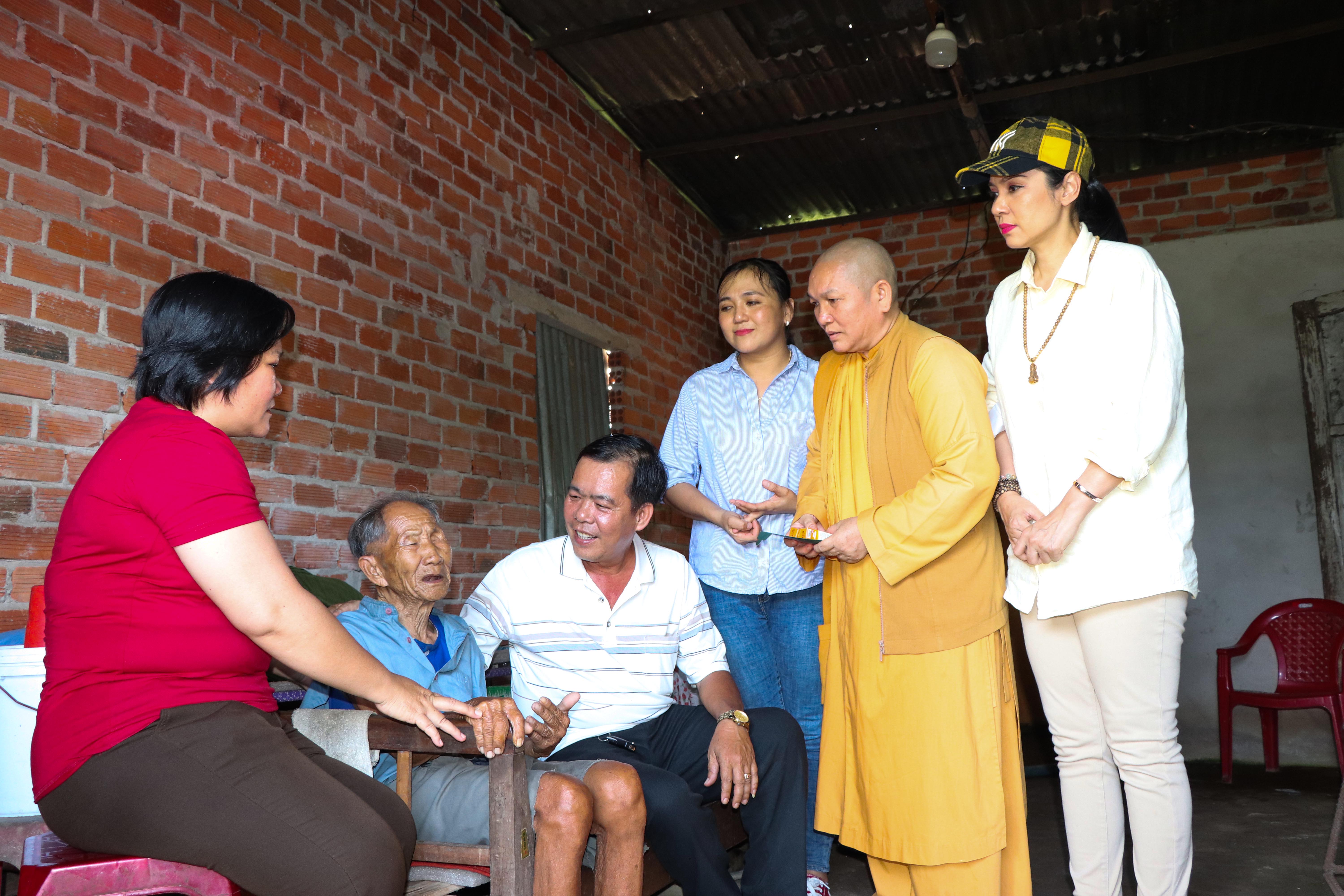 Ông Nguyễn Thành Tài, Chủ tịch Hội Chữ thấp đỏ huyện Châu Đức; Thích Ngữ Nữ Liên (Tịnh Thất Ngọc Nhân); Đạo diễn Việt Trinh đến thăm, tặng quà hộ ông Tô Văn Đay (83 tuổi), người già neo đơn ở ấp Liên Hiệp, xã Xà Bang. 