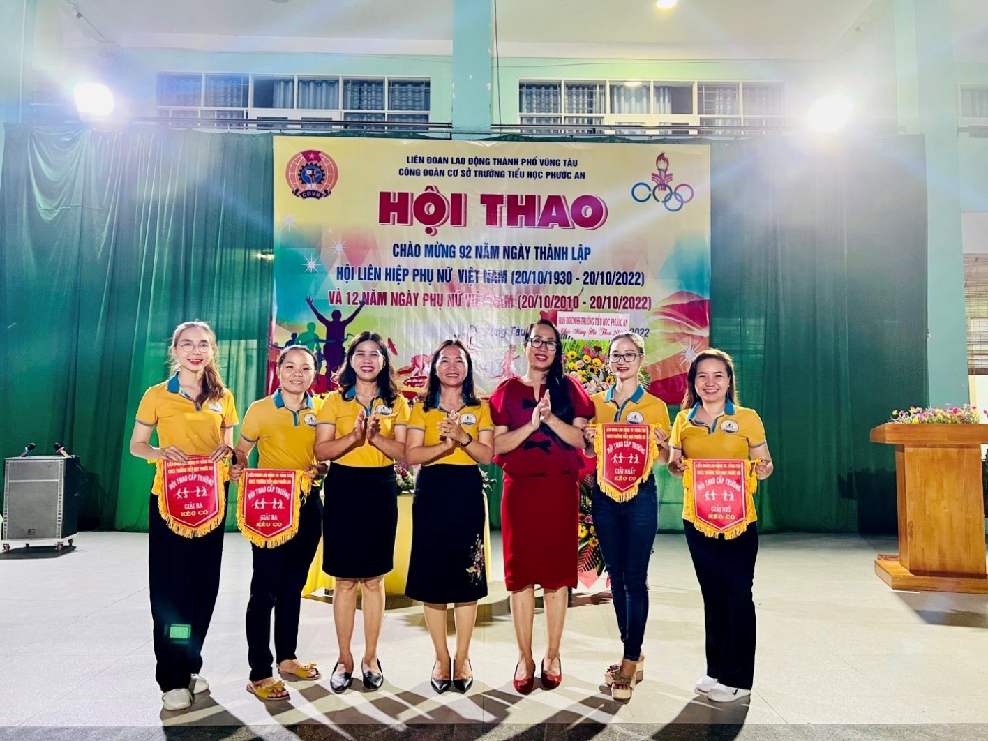 Bà Trần Thị Thanh Thủy- Phó Chủ tịch LĐLĐ TP cùng bà Nguyễn Thị Hải – Hiệu trưởng trường TH Phước An, bà Nguyễn Thị Quỳnh Anh, Chủ tịch CĐCS trao giải thưởng cho các đoàn viên đạt giải  thi các trò chơi