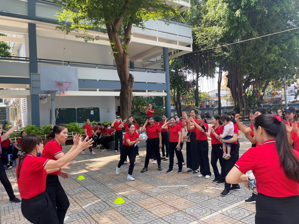 Bà Trần Thị Thanh Thủy, Phó Chủ tịch LĐLĐ TP cùng bà Phạm Thị Hồng Vy, Hiệu trưởng trường TH Phước Thắng trao giải thưởng cho các đoàn viên đạt giải  thi các trò chơi