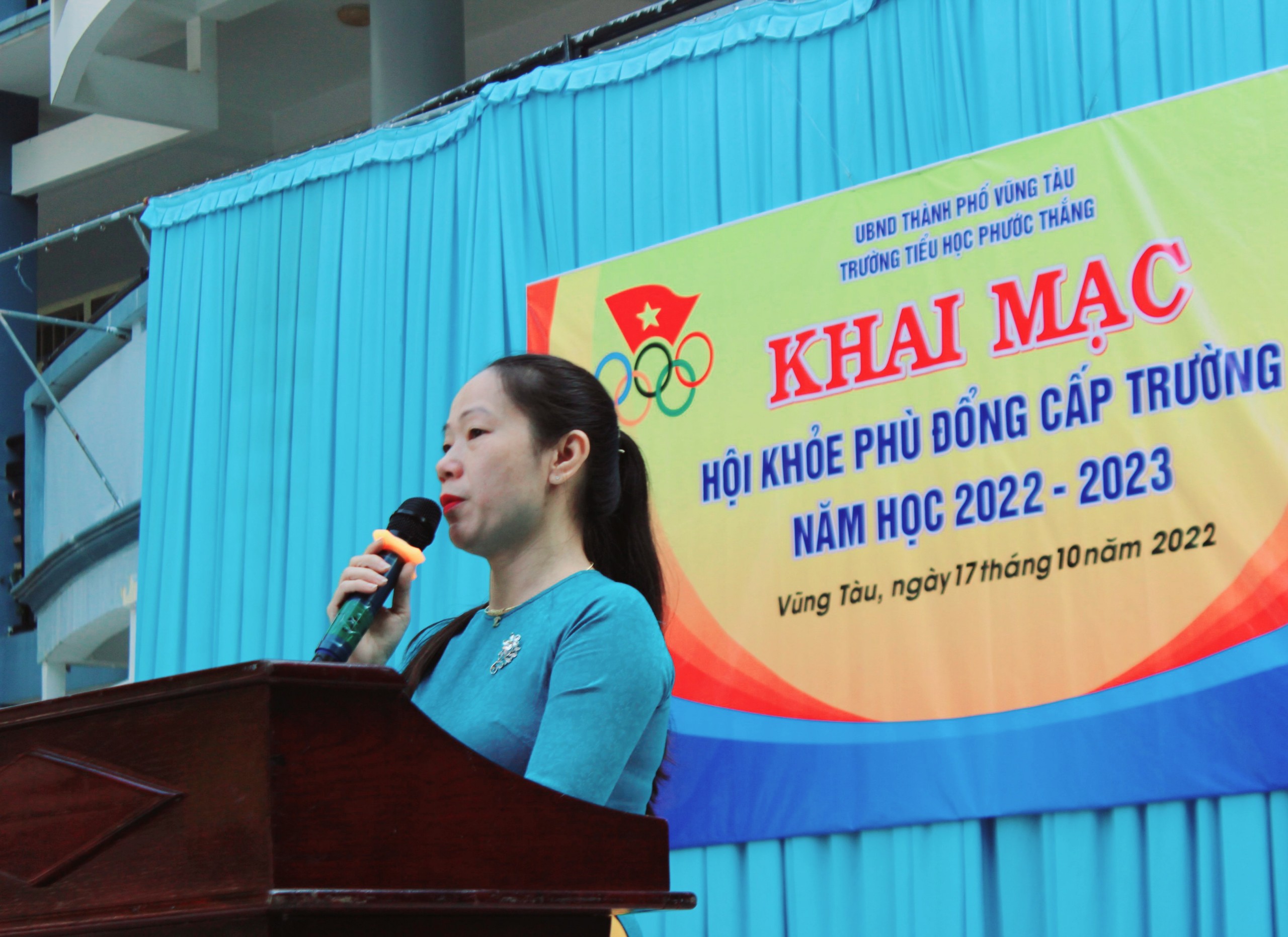 Cô Đỗ Thị Thu An, Phó Hiệu trưởng Trường TH Phước Thắng phát biểu khai mạc.