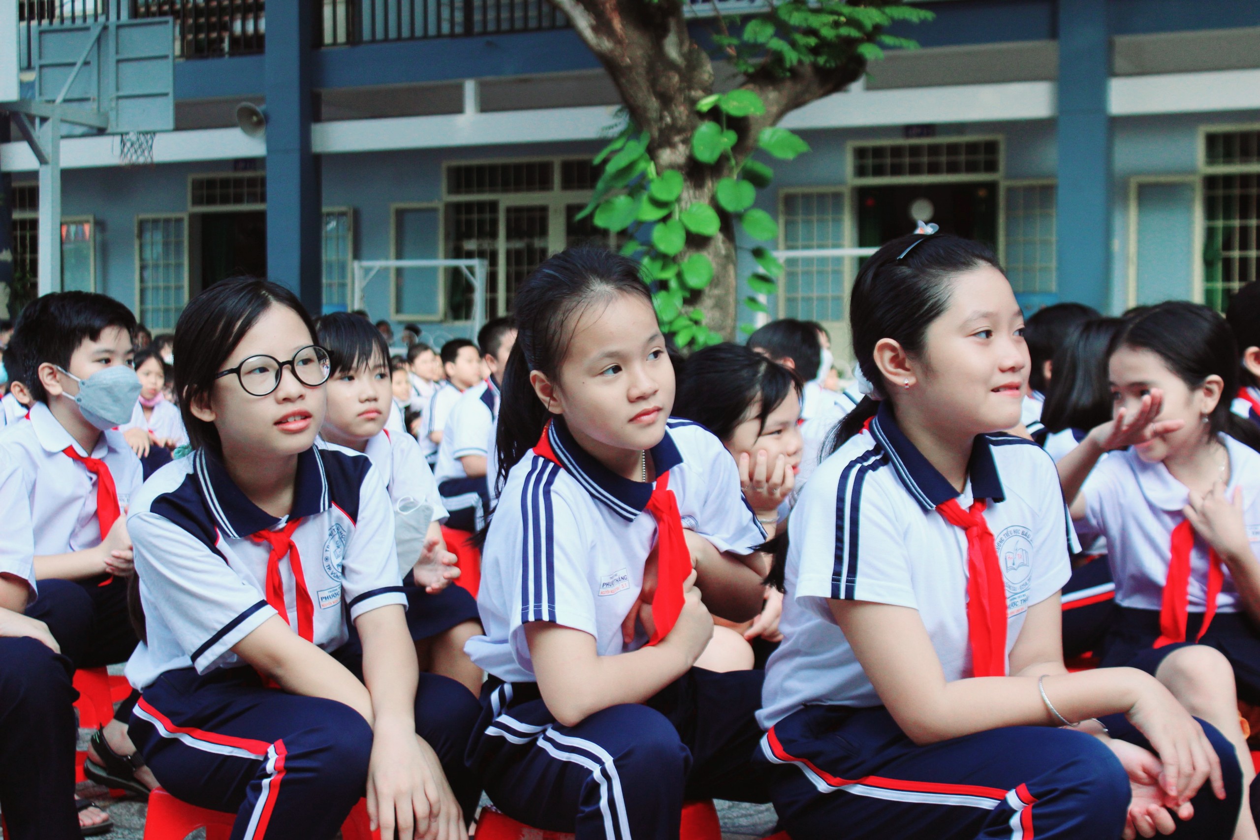 Học sinh Trường TH Phước Thắng hào hứng tham dự lễ khai mạc.