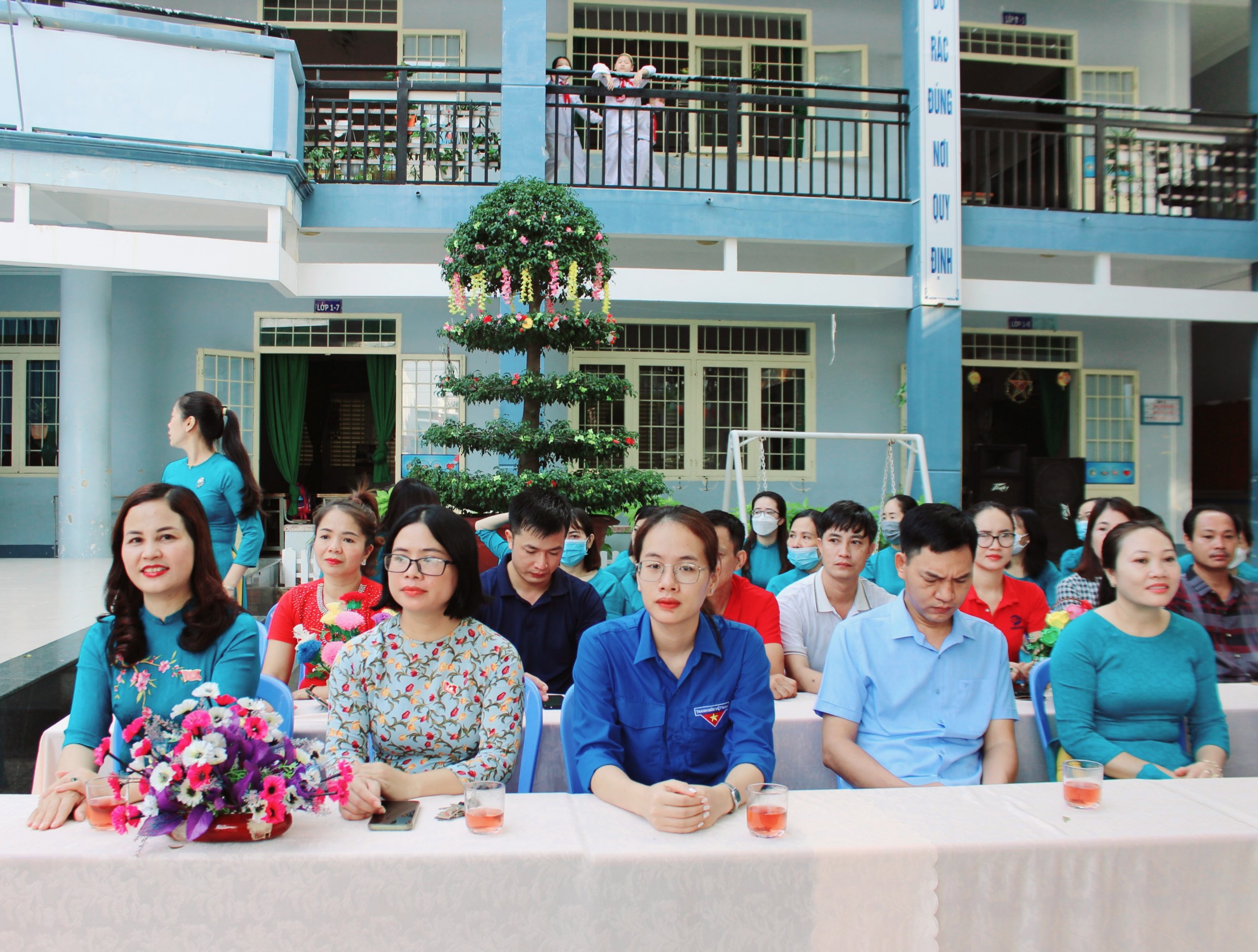 Các thầy cô giáo tham lễ khai mạc Hội khỏe Phù Đổng.