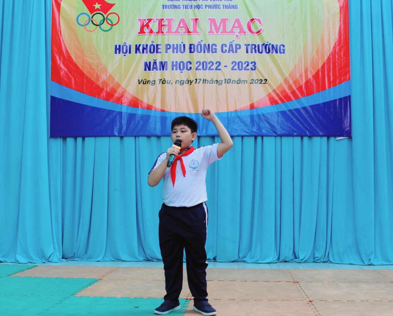 Đại diện vận động viên tuyên thệ tại Lễ khai mạc Hội khỏe Phù Đổng.