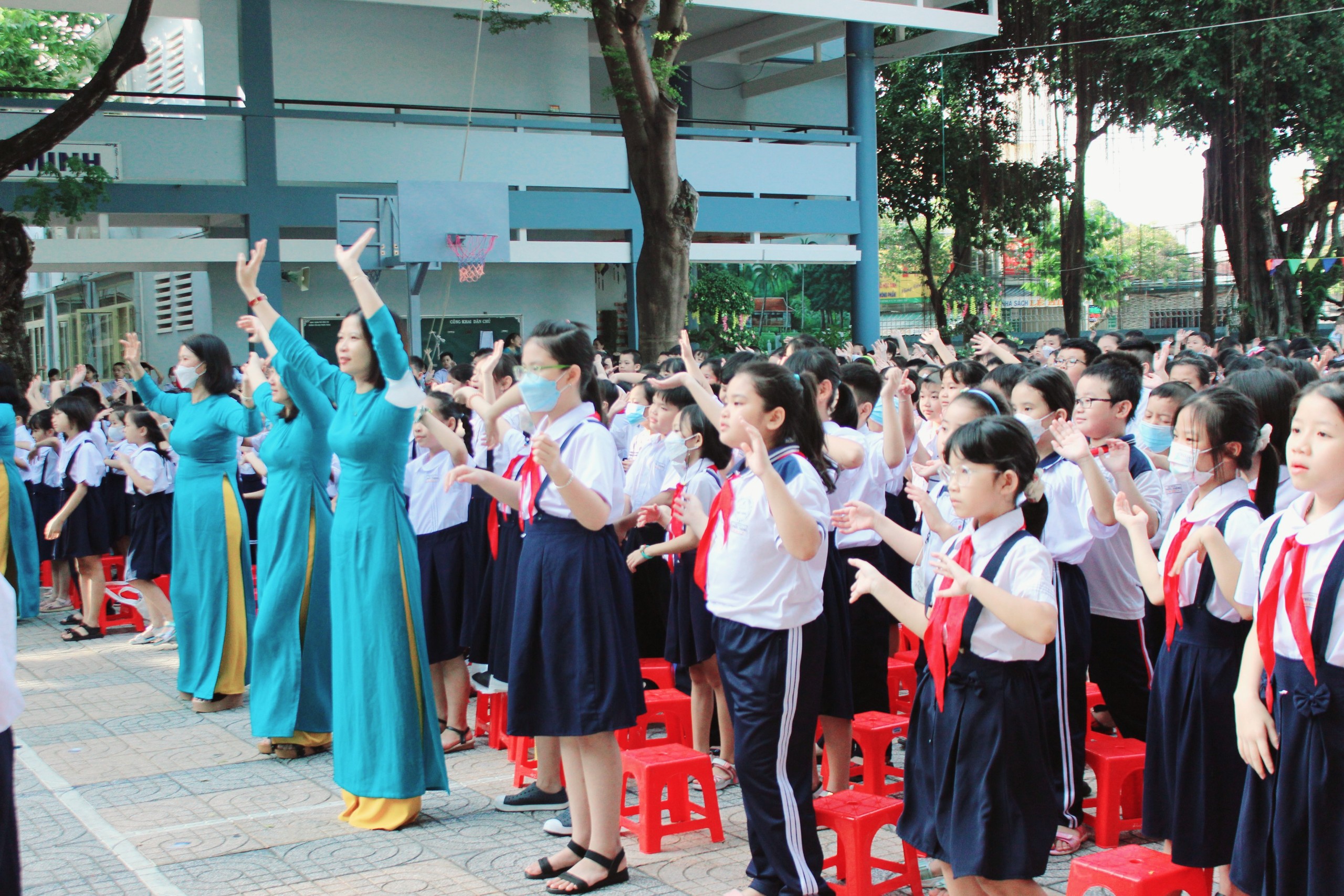 Giáo viên, học sinh Trường TH Phước Thắng phấn khởi dự lễ khai mạc.