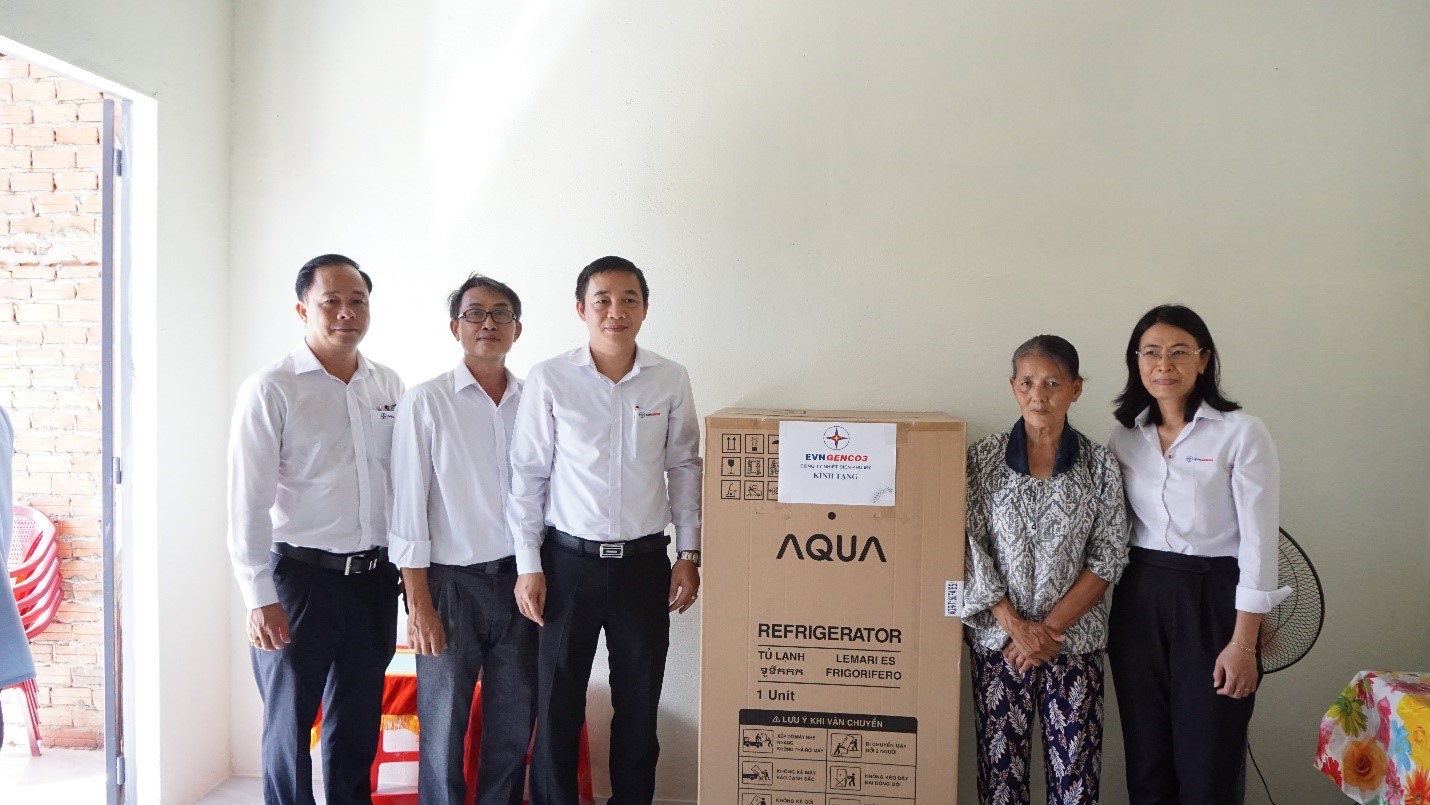 Ngoài trao nhà, công ty còn tặng bà Nguyễn Thị Út nhiều phần quà có giá trị.