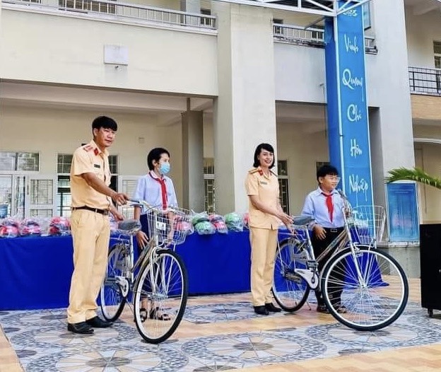 Tặng xe đạp cho HS có hoàn cảnh khó khăn của trường THCS Nguyễn Công Trứ, TT.Long Hải.