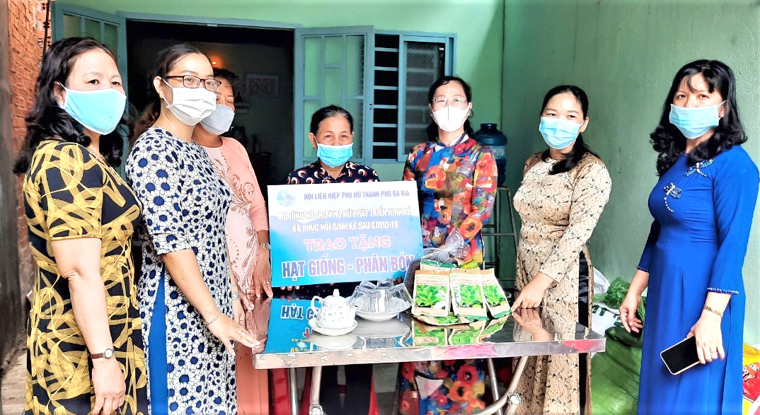Hội LHPN TP. Bà Rịa tặng hạt giống, phân bón cho bà Trần Thị Đạt (KP. Hương Sơn, phường Long Hương,  hộ nghèo chuẩn tỉnh) để phát triển kinh tế.