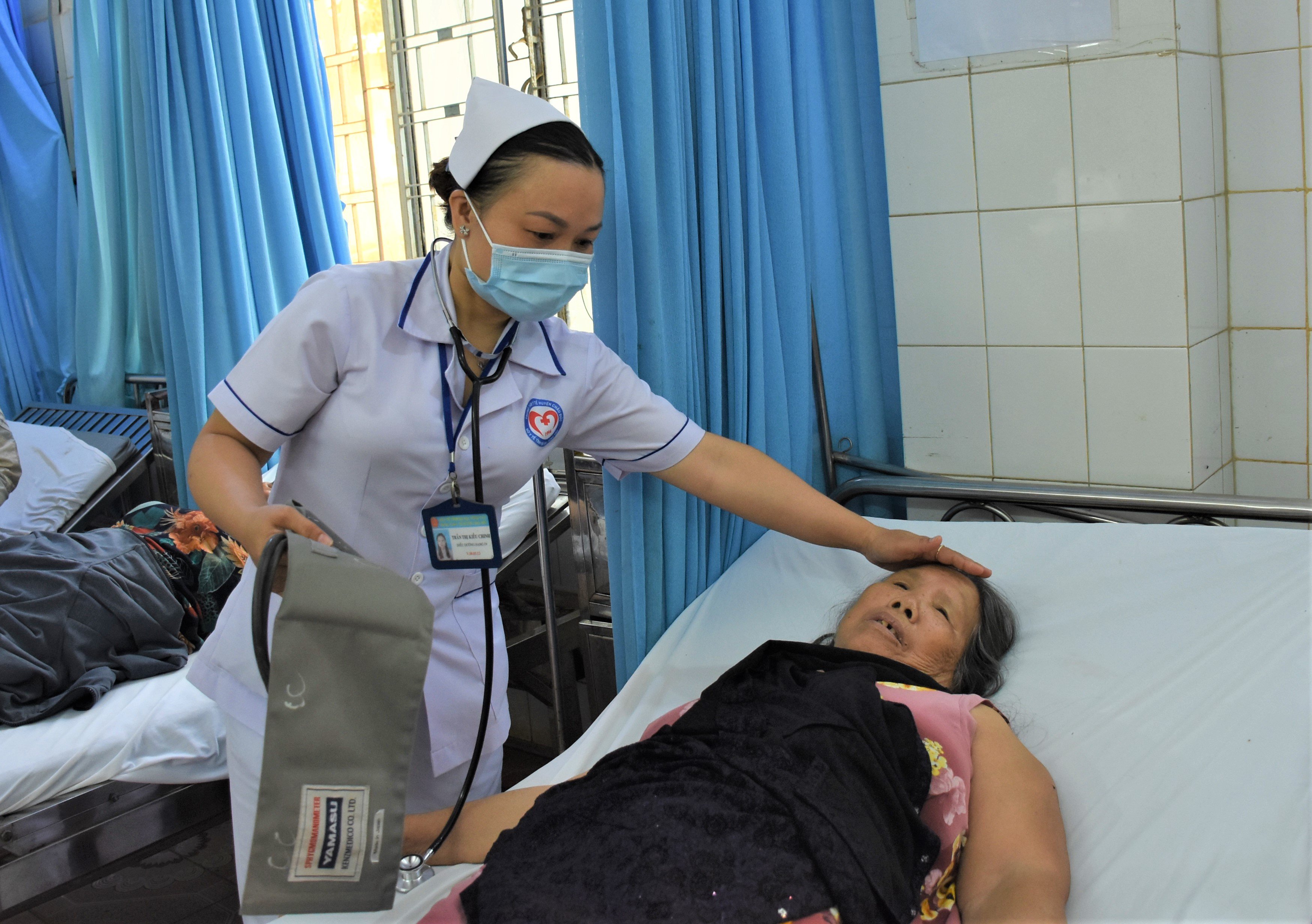 Chị Trần Thụy Kiều Chinh thăm khám cho một bệnh nhân.