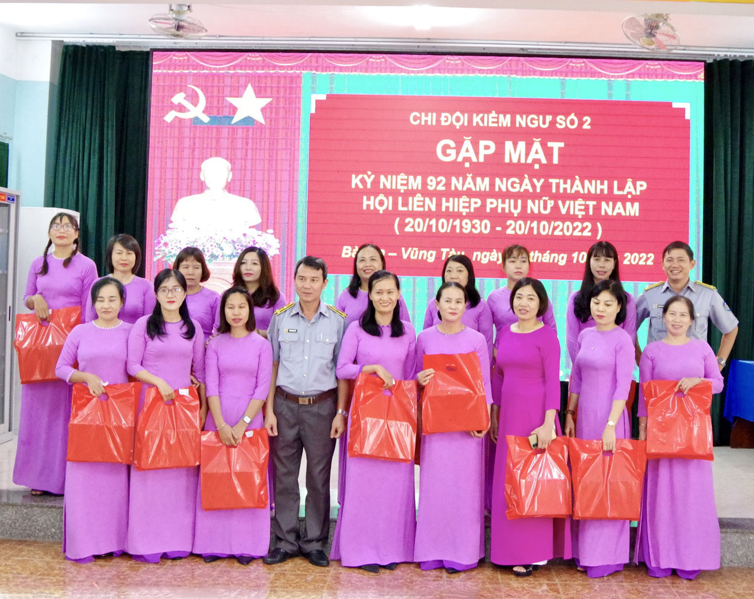 Lãnh đạo Chi đội Kiểm ngư số 2 tặng quà cho hội viên nhân kỷ niệm  92 năm Ngày thành lập Hội Liên hiệp Phụ nữ Việt Nam.