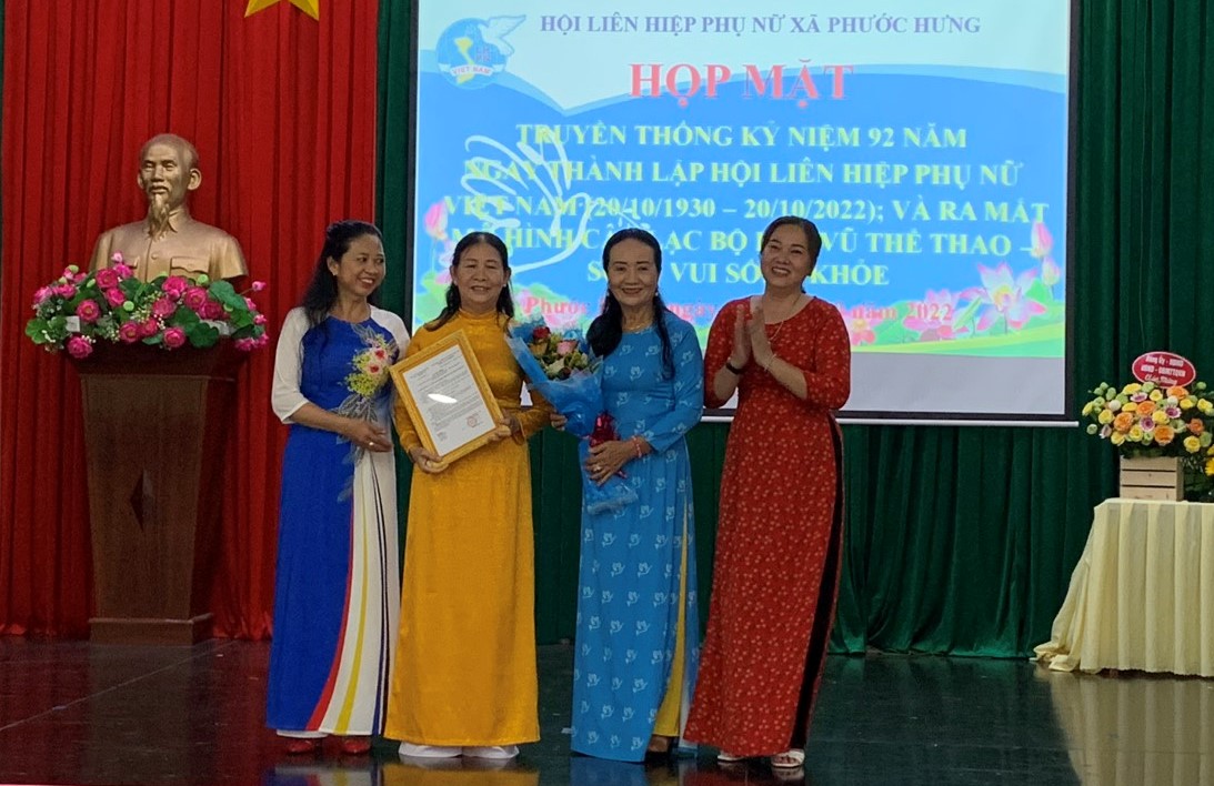Bà Đỗ Thị Ngọc Tiên, Chủ tịch Hội LHPN xã Phước Hưng trao quyết định thành lập và tặng hoa chúc mừng cho Ban chủ nhiệm CLB Dân vũ thể thao - sống vui, sống khỏe.
