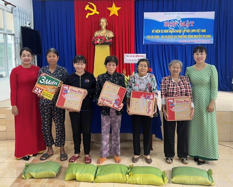 Hội LHPN xã An Ngãi tặng quà cho hội viên phụ nữ khó khăn.
