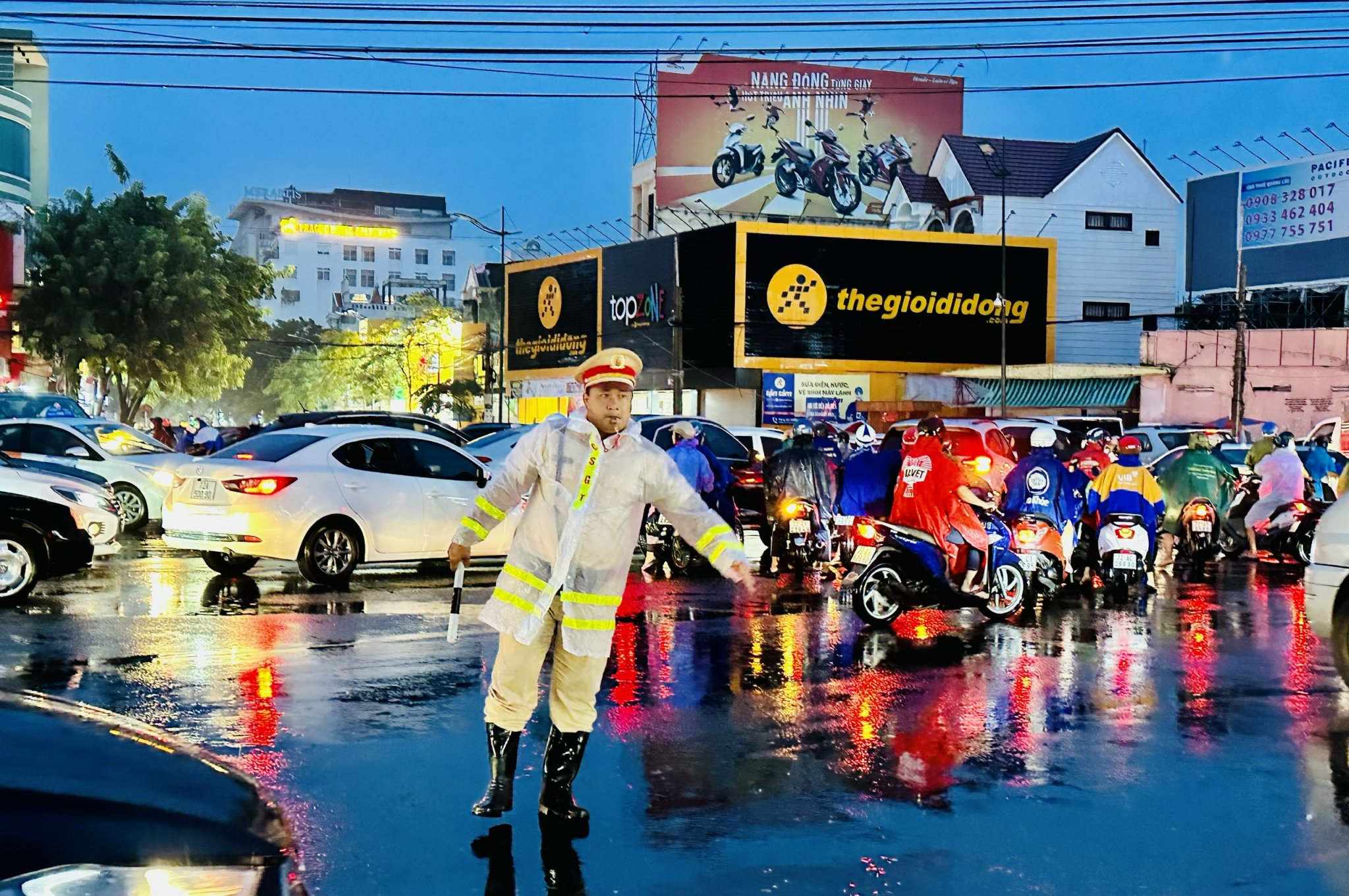 Lực lượng cảnh sát giao thông tham gia điều tiết giao thông ở nút giao ngã năm Lê Hồng Phong - Bacu - Trương Công Định