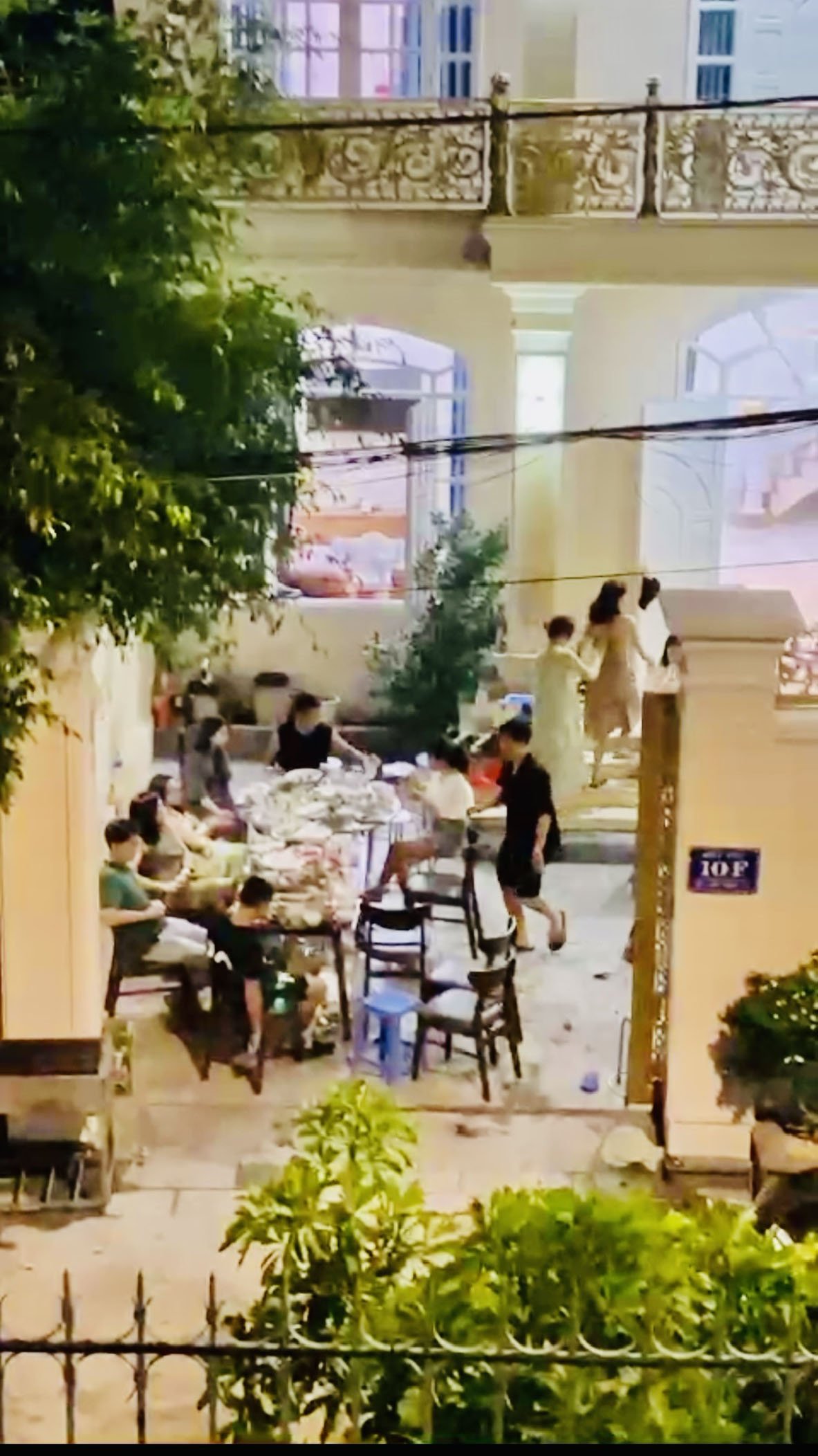 Khách du lịch ăn uống, hát hò ồn ào khi thuê villa 10F Lạc Long Quân (phường 2) làm ảnh hưởng đến khu dân cư