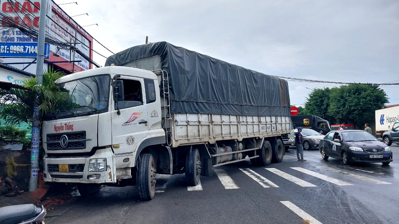 Xe tải nổ bánh chắn ngang đường